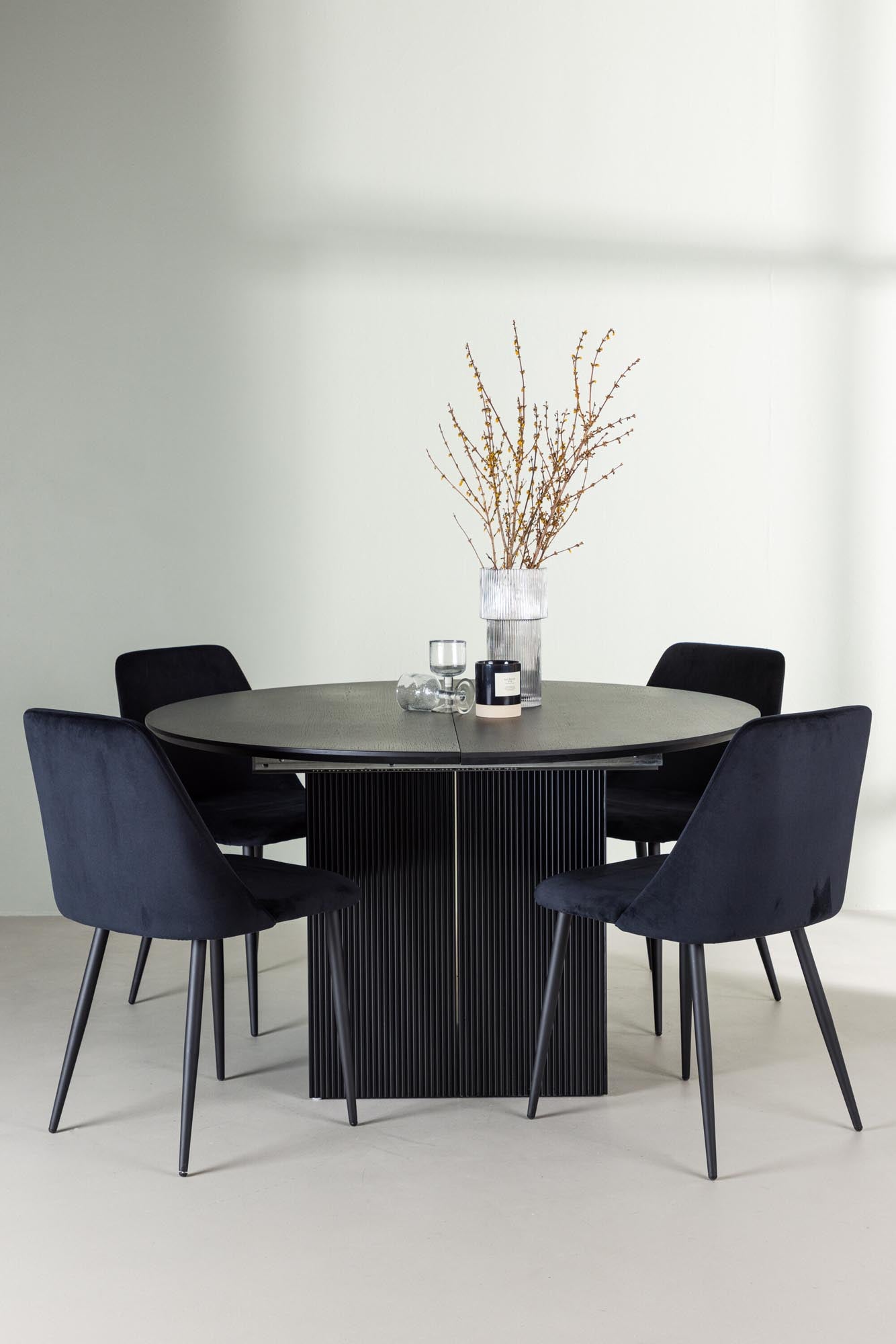 Stilvolles Matilda Esszimmerset mit runden Tisch (130cm) und 4 gepolsterten Stühlen. Ideal für moderne Essbereiche und gesellige Anlässe.