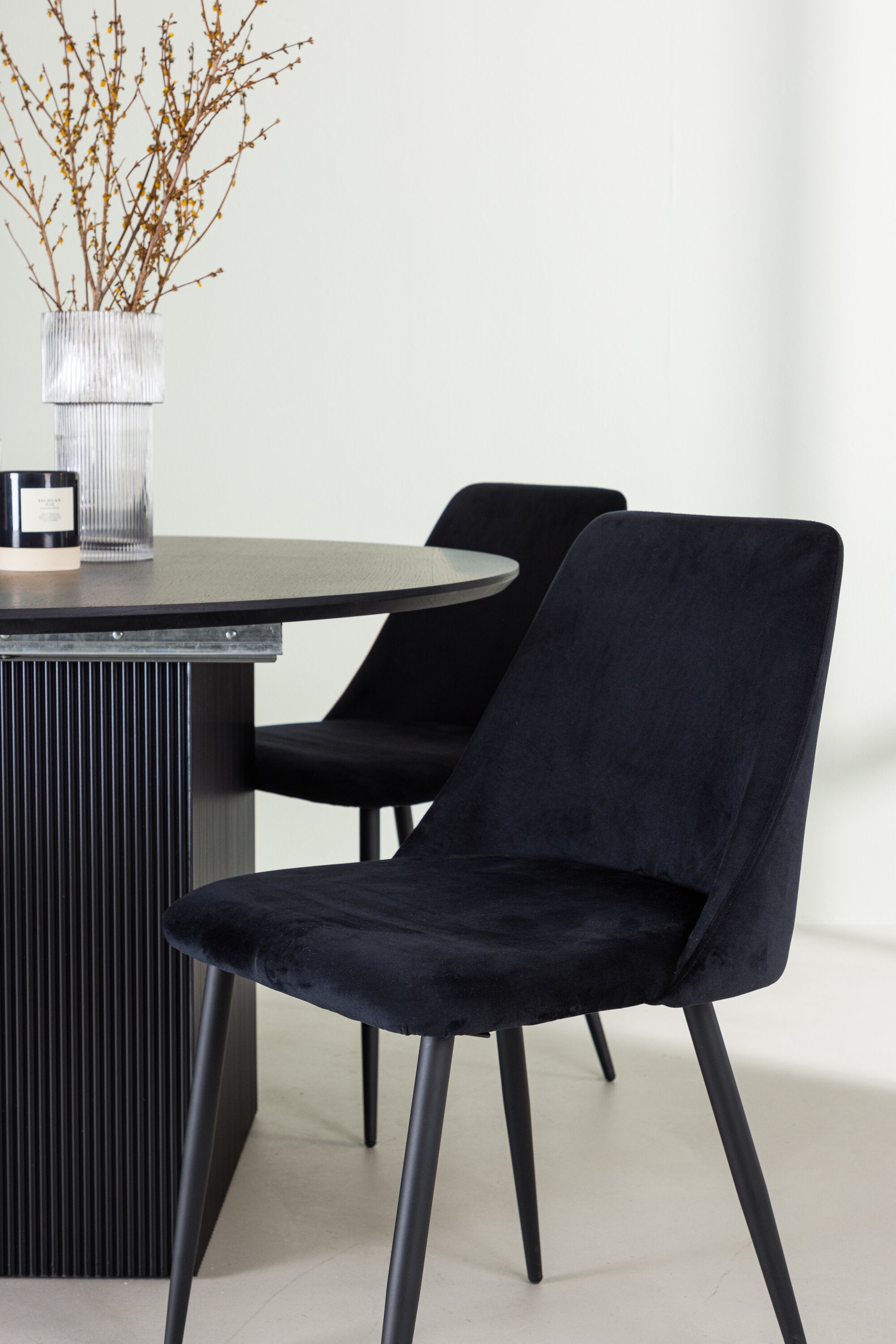 Matilda Esszimmerset + Night ⌀130cm/4St. in Schwarz präsentiert im Onlineshop von KAQTU Design AG. Esszimmerset ist von Venture Home