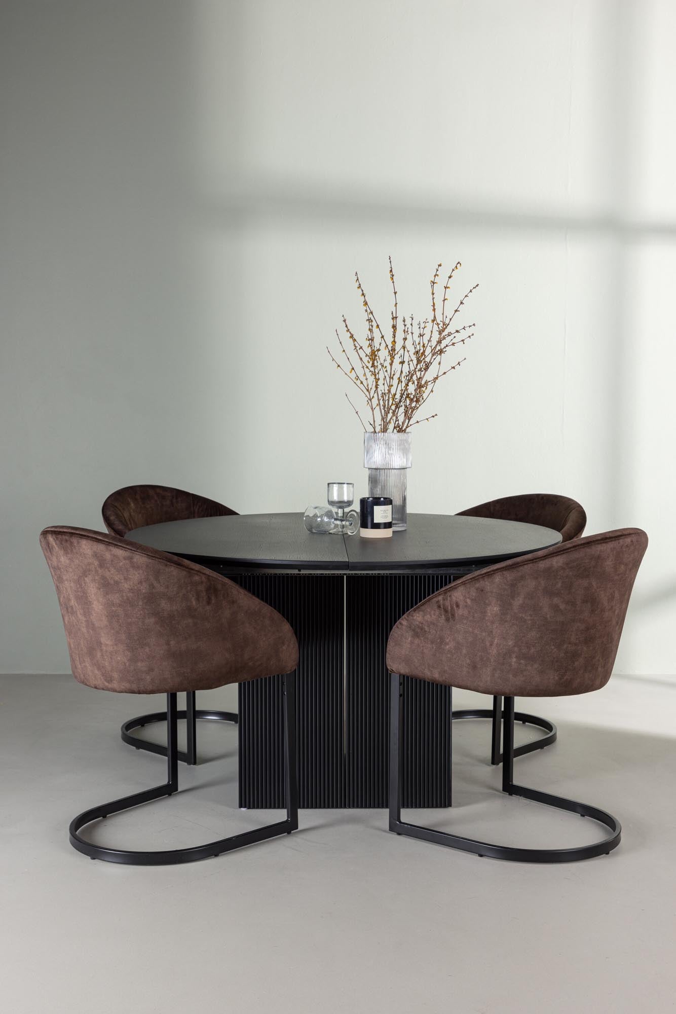 Elegantes Matilda Esszimmerset: Ausziehbarer Tisch mit 130 cm Durchmesser und 4 stilvollen Evening-Stühlen, perfekt für gemütliche Dinner.