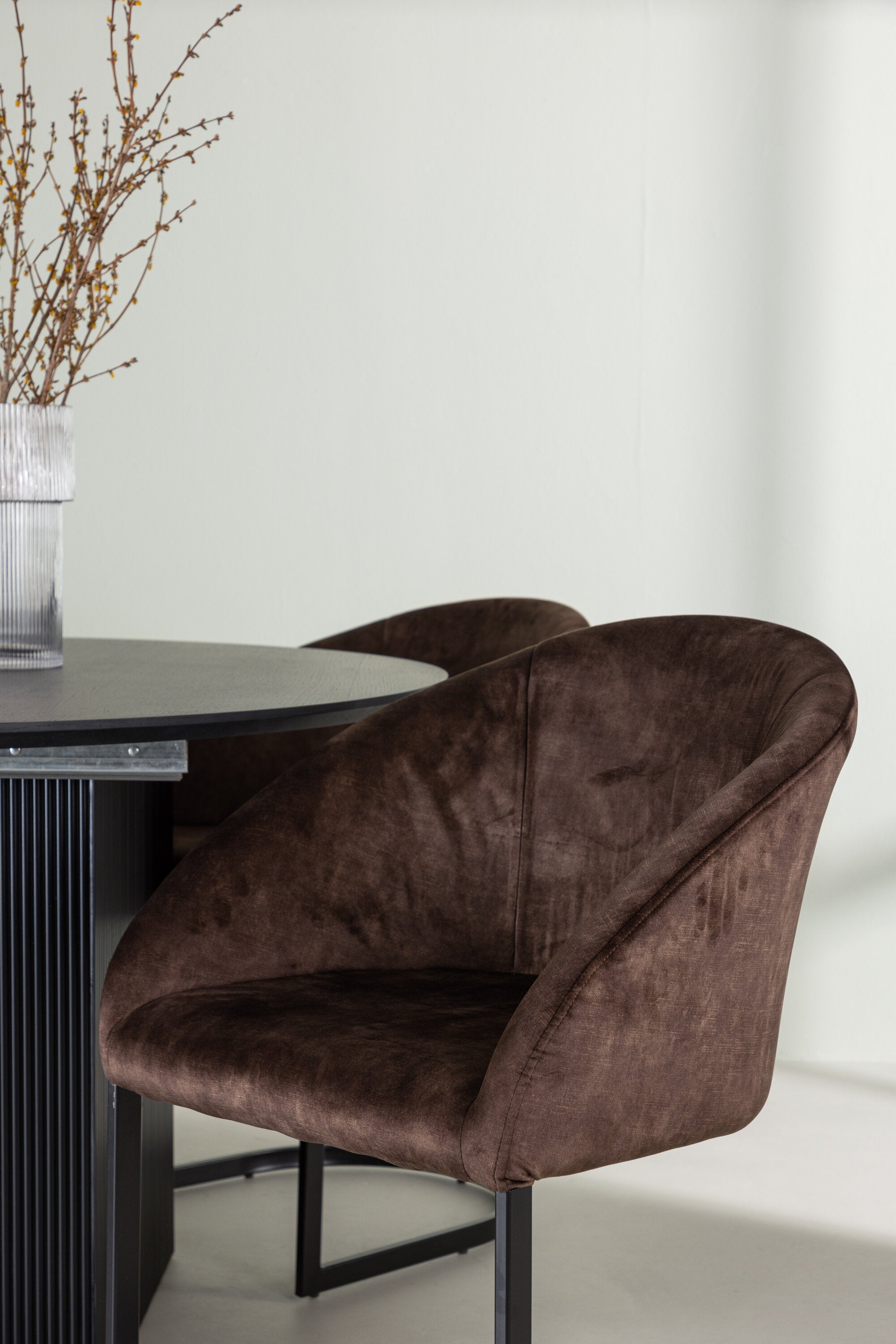Matilda Esszimmerset + Evening ⌀130cm/4St. in Schwarz Braun präsentiert im Onlineshop von KAQTU Design AG. Esszimmerset ist von Venture Home