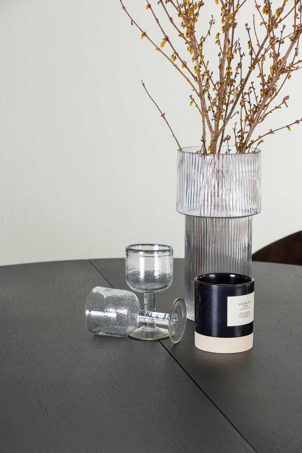 Matilda Esszimmerset + Evening ⌀130cm/4St. in Schwarz Braun präsentiert im Onlineshop von KAQTU Design AG. Esszimmerset ist von Venture Home