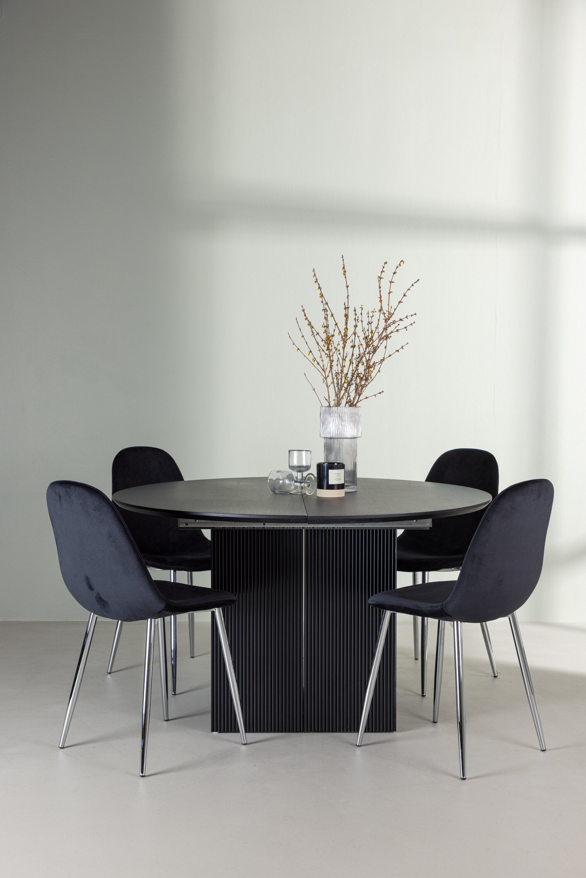 Matilda Esszimmerset + Polar ⌀130cm/4St. in Schwarzes Silber präsentiert im Onlineshop von KAQTU Design AG. Esszimmerset ist von Venture Home