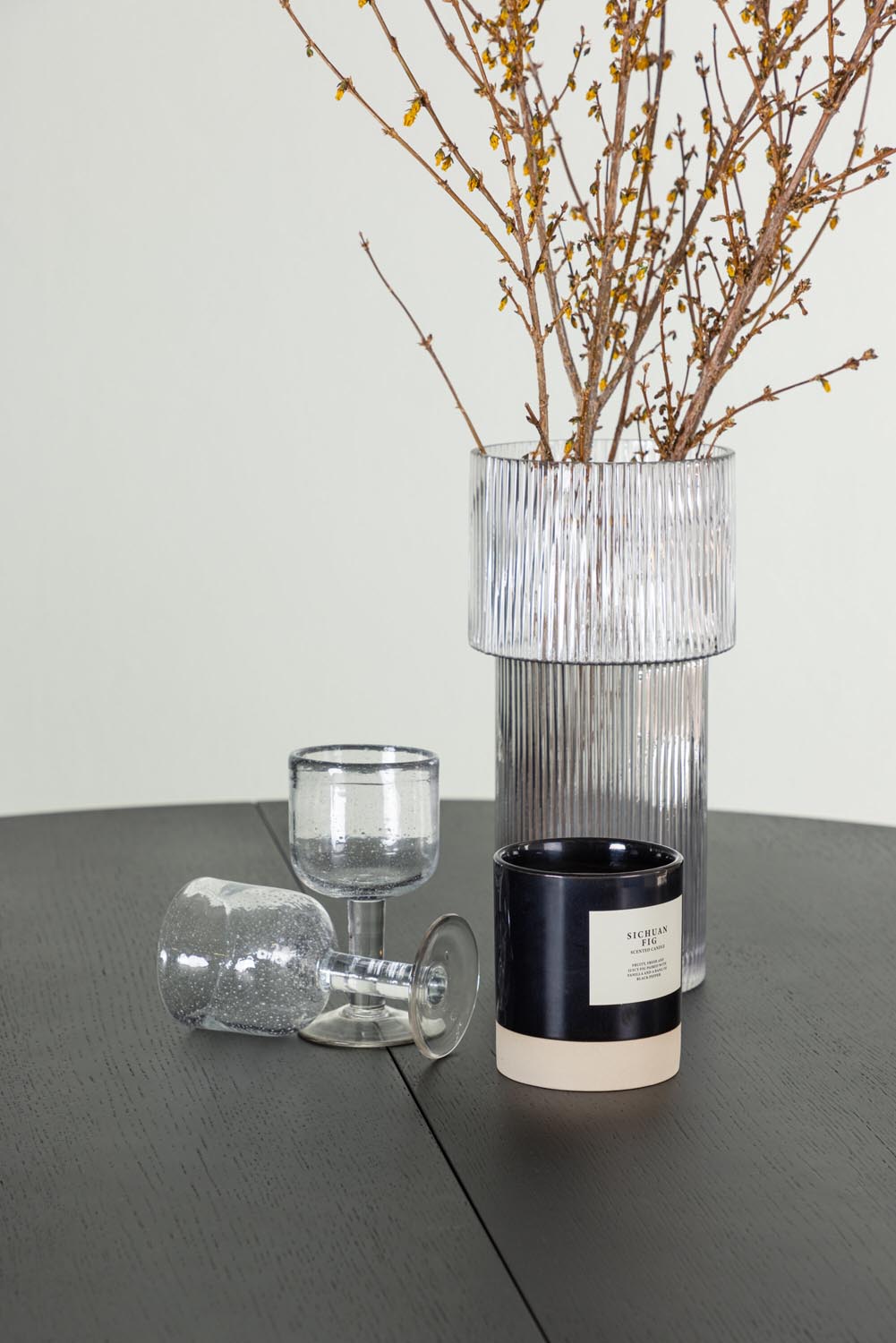 Matilda Esszimmerset + Polar ⌀130cm/4St. in Schwarzes Silber präsentiert im Onlineshop von KAQTU Design AG. Esszimmerset ist von Venture Home