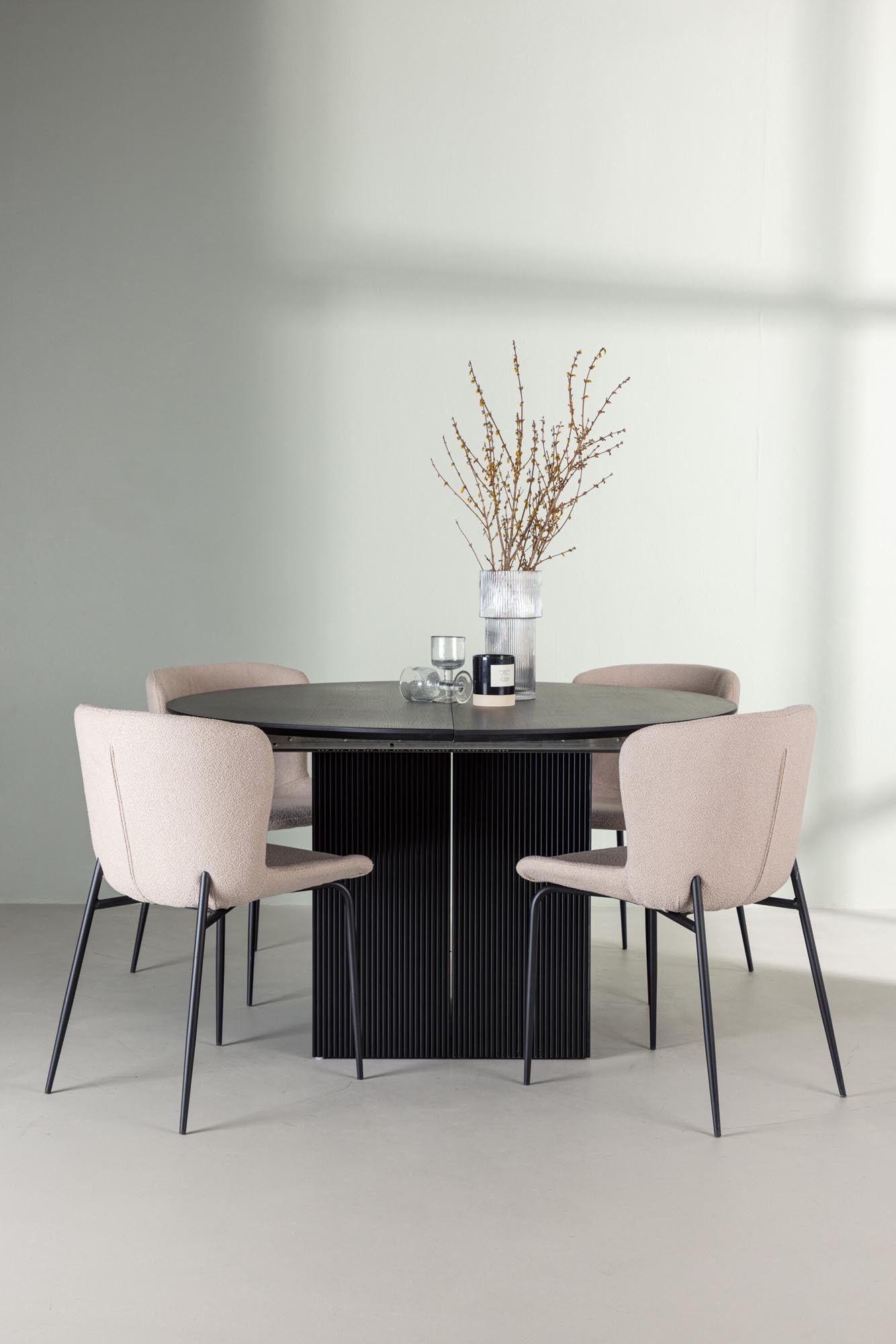 Elegantes Matilda Esszimmerset mit Modesto Tisch (130 cm) und stilvollen Stühlen. Perfekt für gesellige Abende und moderne Einrichtung.