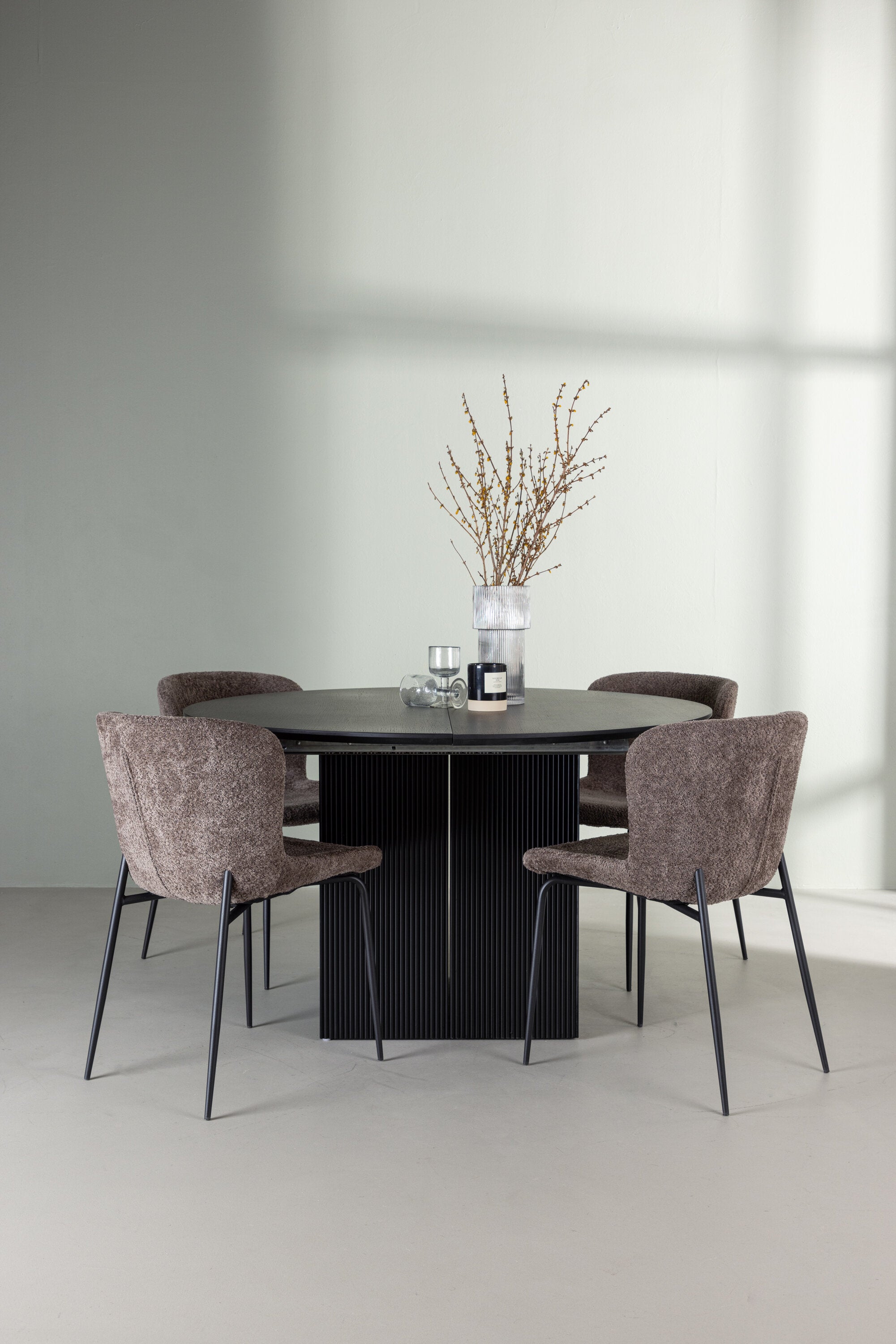 Matilda Esszimmerset + Modesto ⌀130cm/4St. in Schwarz, Dunkelgrau präsentiert im Onlineshop von KAQTU Design AG. Esszimmerset ist von Venture Home