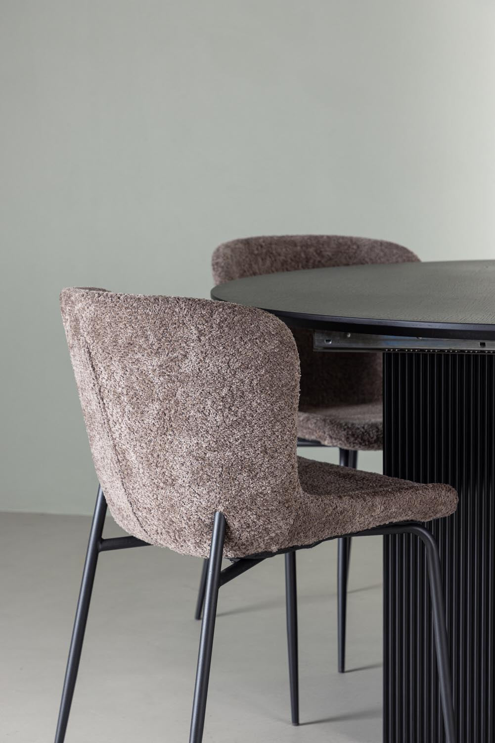 Matilda Esszimmerset + Modesto ⌀130cm/4St. in Schwarz, Dunkelgrau präsentiert im Onlineshop von KAQTU Design AG. Esszimmerset ist von Venture Home