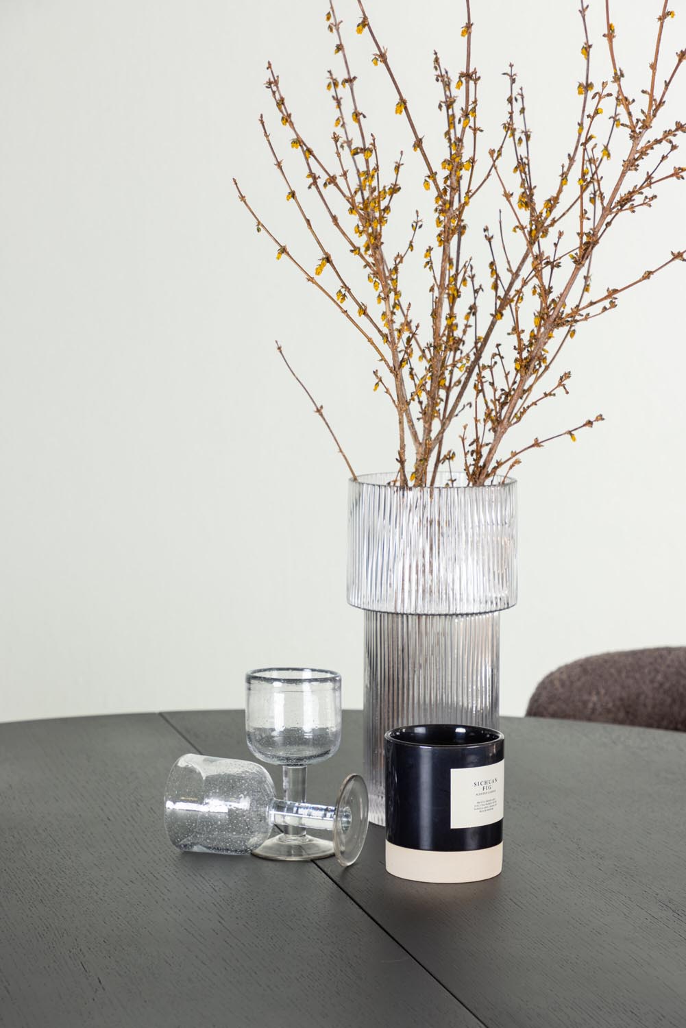 Matilda Esszimmerset + Modesto ⌀130cm/4St. in Schwarz, Dunkelgrau präsentiert im Onlineshop von KAQTU Design AG. Esszimmerset ist von Venture Home
