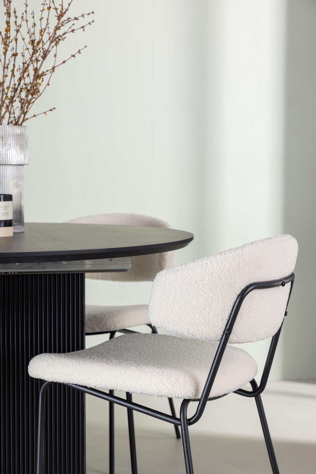 Elegantes Matilda Esszimmerset von Venture Home: Ausziehbarer Tisch (130cm) und 4 stilvolle Chico Stühle für einladende Essbereiche.