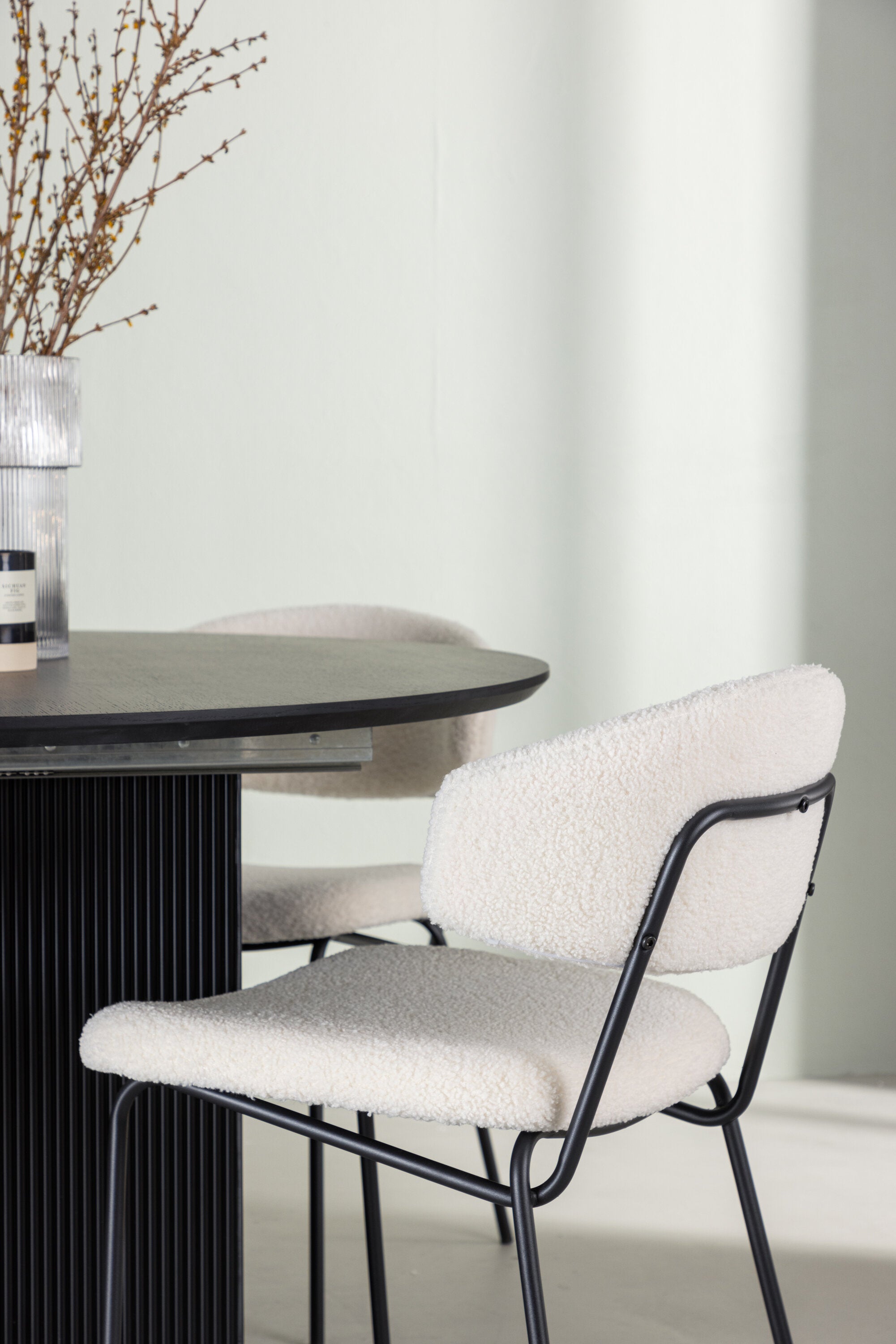Matilda Esszimmerset + Chico ⌀130cm/4St. in Weiss präsentiert im Onlineshop von KAQTU Design AG. Esszimmerset ist von Venture Home