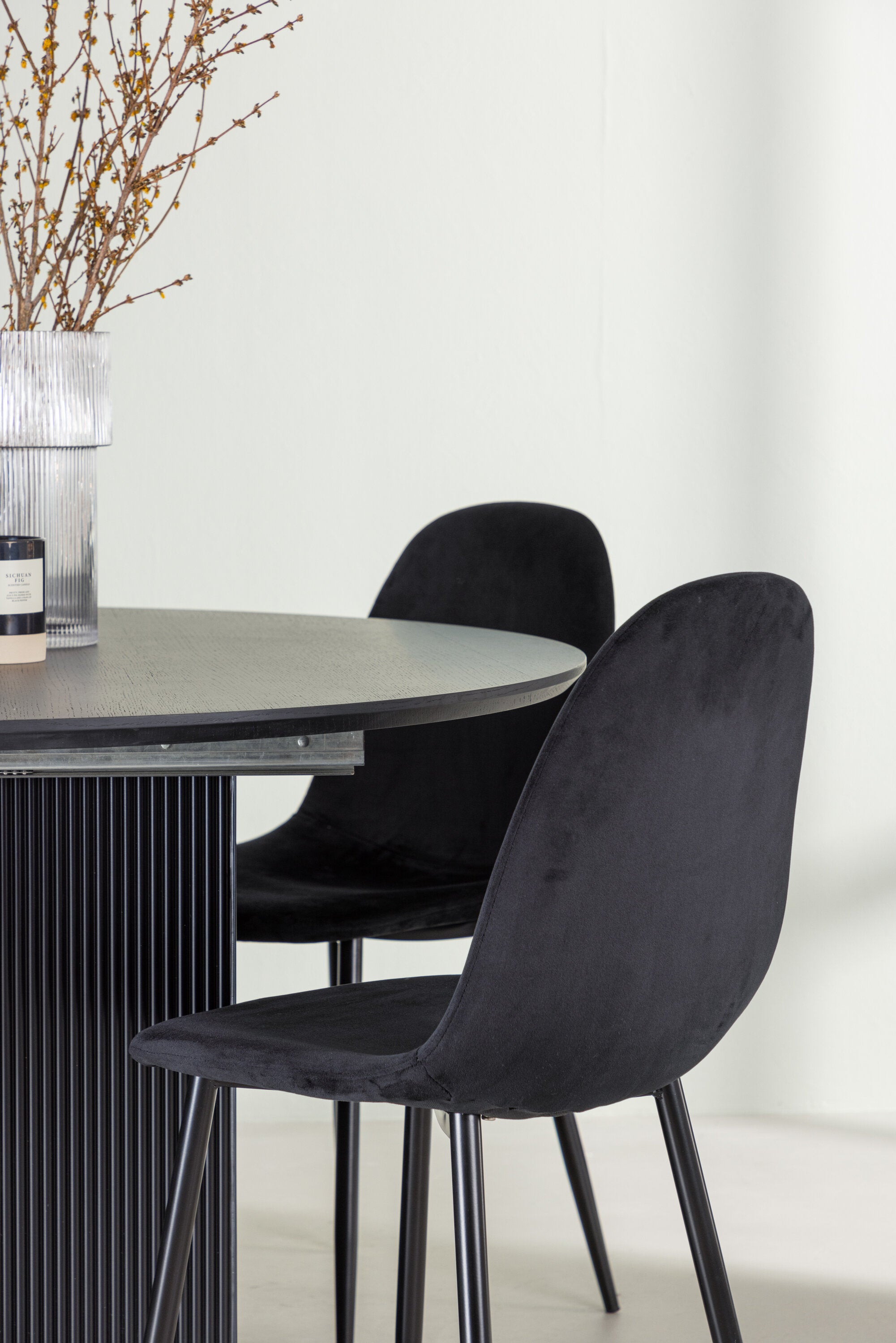Matilda Esszimmerset + Polar ⌀130cm/4St. in Schwarz präsentiert im Onlineshop von KAQTU Design AG. Esszimmerset ist von Venture Home