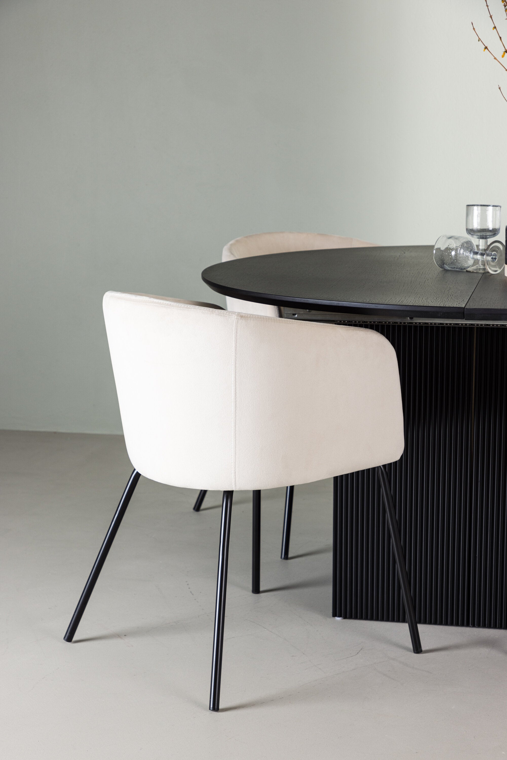 Matilda Esszimmerset + Berit ⌀130cm/4St. in Beige, Schwarz präsentiert im Onlineshop von KAQTU Design AG. Esszimmerset ist von Venture Home