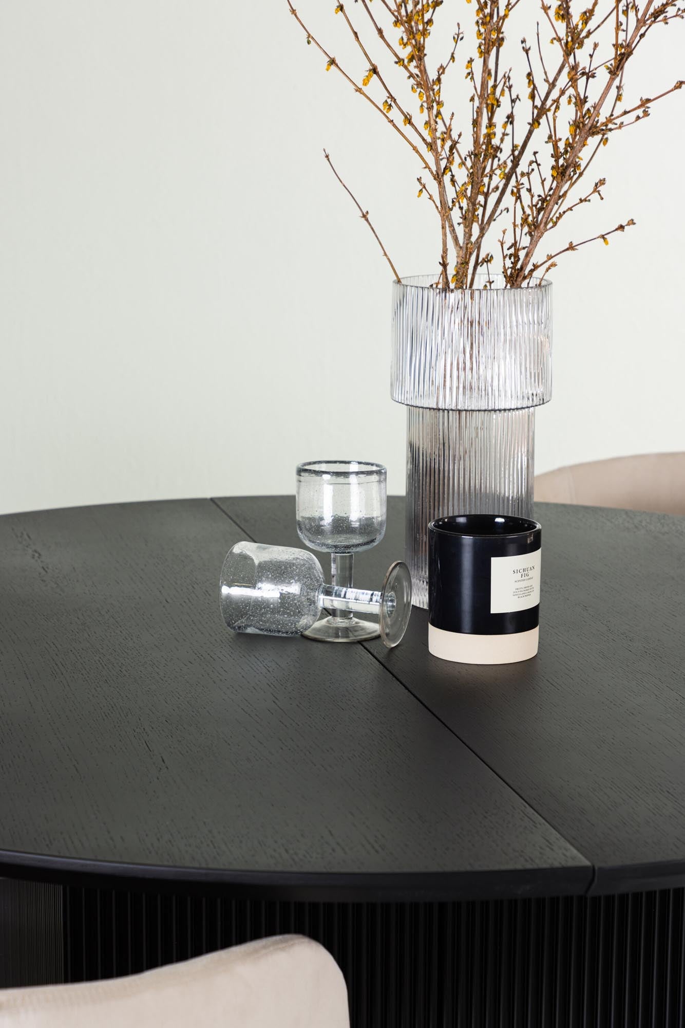 Stilvolles Matilda Esszimmerset mit Berit Stühlen, Ø130cm, skandinavisches Design für gemütliche Essmomente. Hochwertig und funktional.