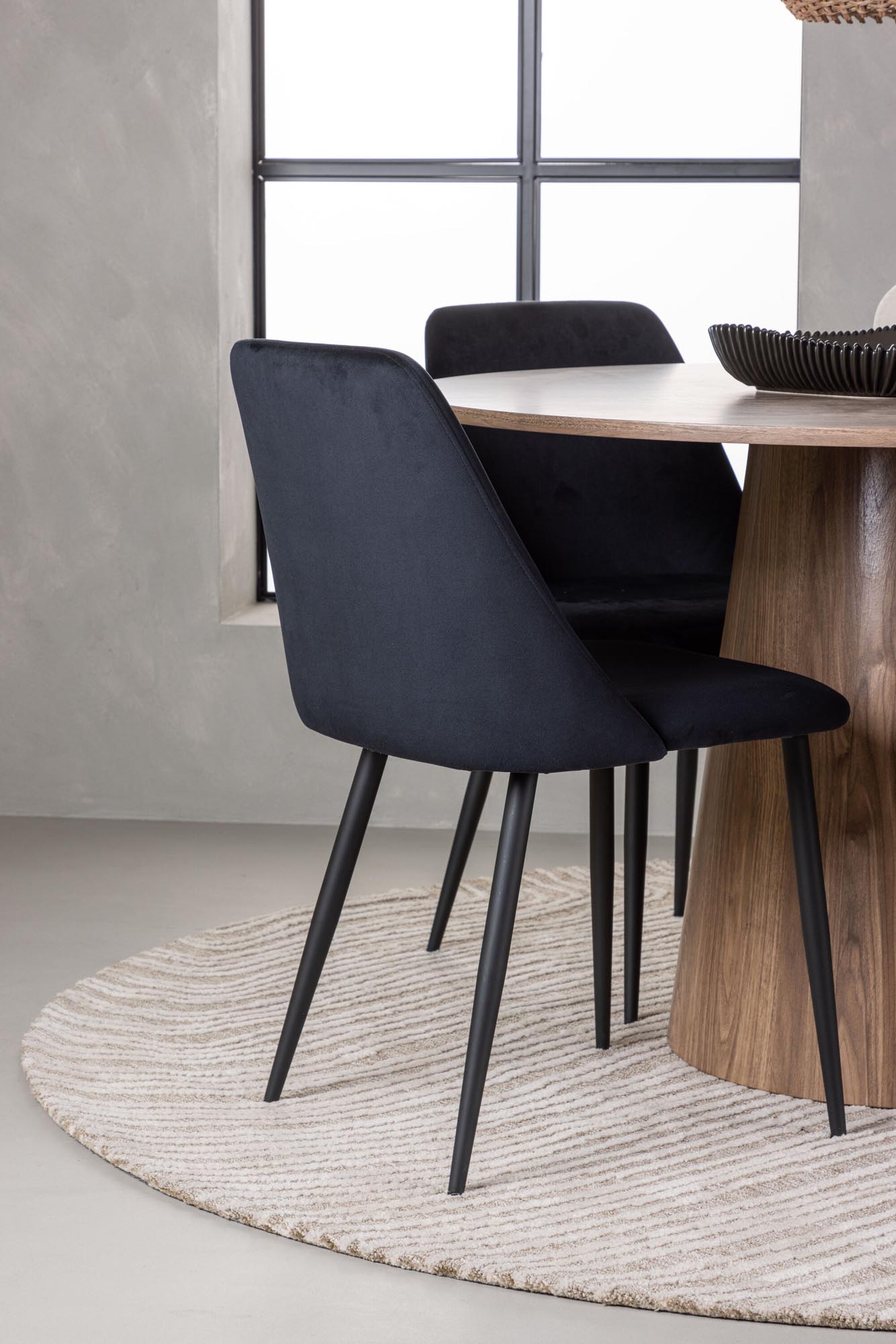 Lanzo Esszimmerset + Night: Elegantes Set mit runden Tisch und komfortablen Samtstühlen für gesellige Momente.