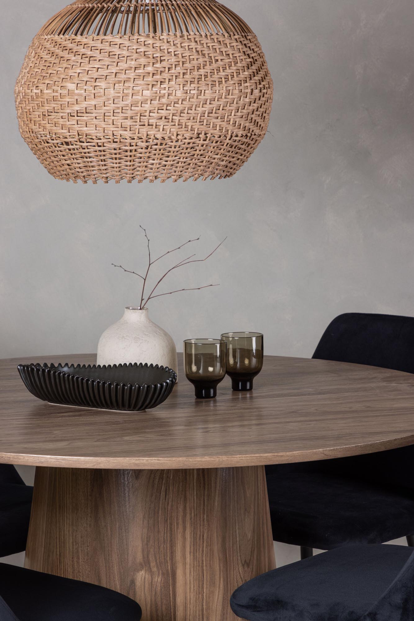 Entdecken Sie das stilvolle Lanzo Esszimmerset + Night: runder Tisch und luxuriöse Samtstühle für einladende Esszimmeratmosphäre.