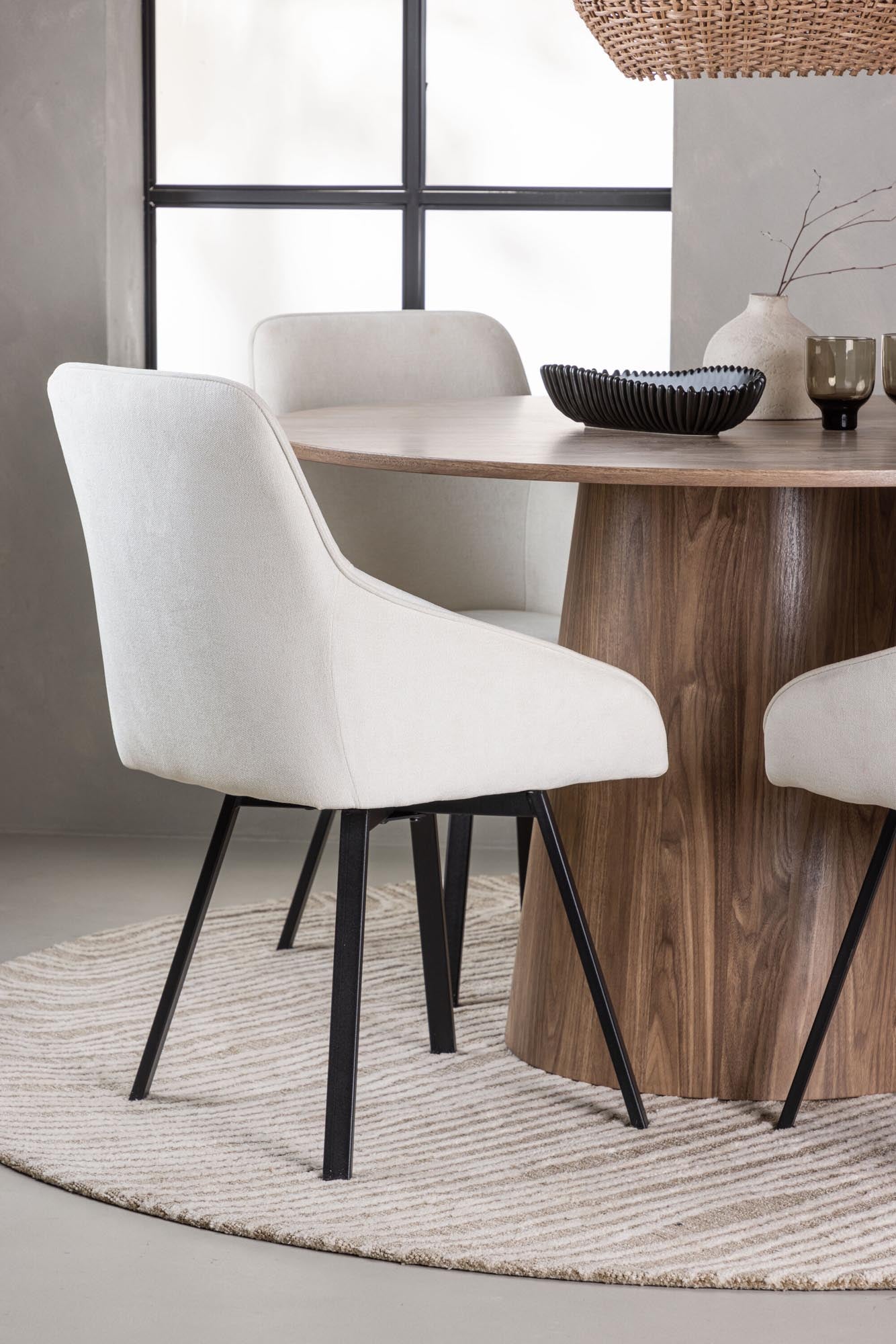 Elegantes Esszimmerset Lanzo + Rosie: runder Tisch mit 120 cm Durchmesser und stilvollen, gepolsterten Stühlen für gemütliche Essensrunden.