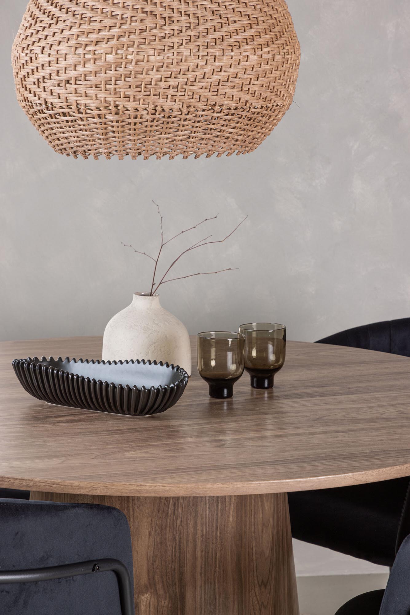 Stilvolles Esszimmerset mit runden 120 cm Tisch und gepolsterten Samtstühlen für gemütliche Abende und besondere Anlässe.