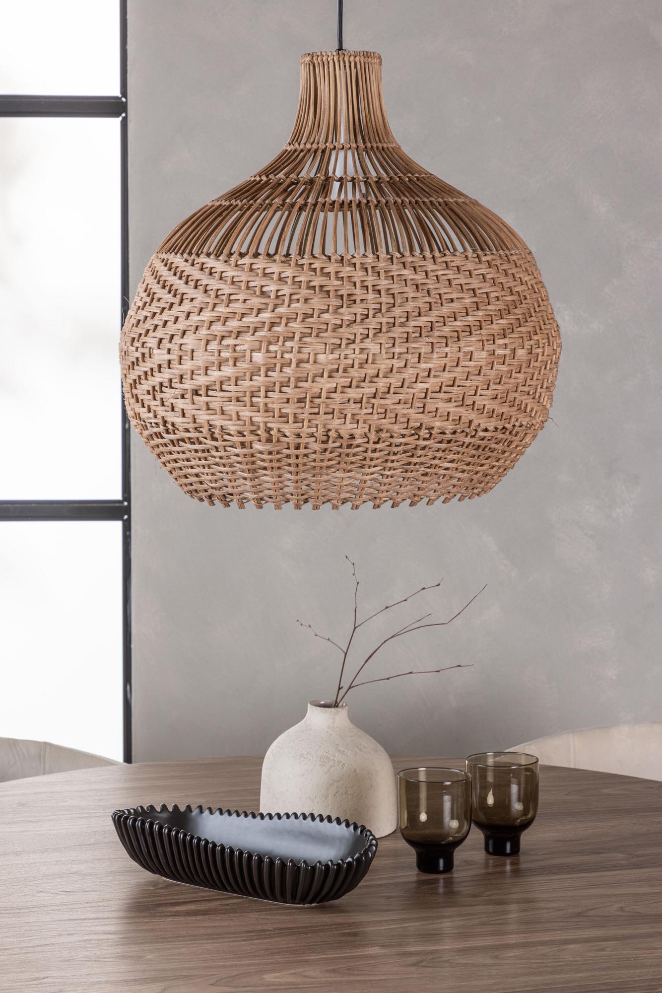 Elegantes Esszimmerset von Venture Home: Runder 120 cm Tisch aus braunem MDF mit 4 bequemen Berit Stühlen in edlem Samt. Ideal für stilvolle Essbereiche.