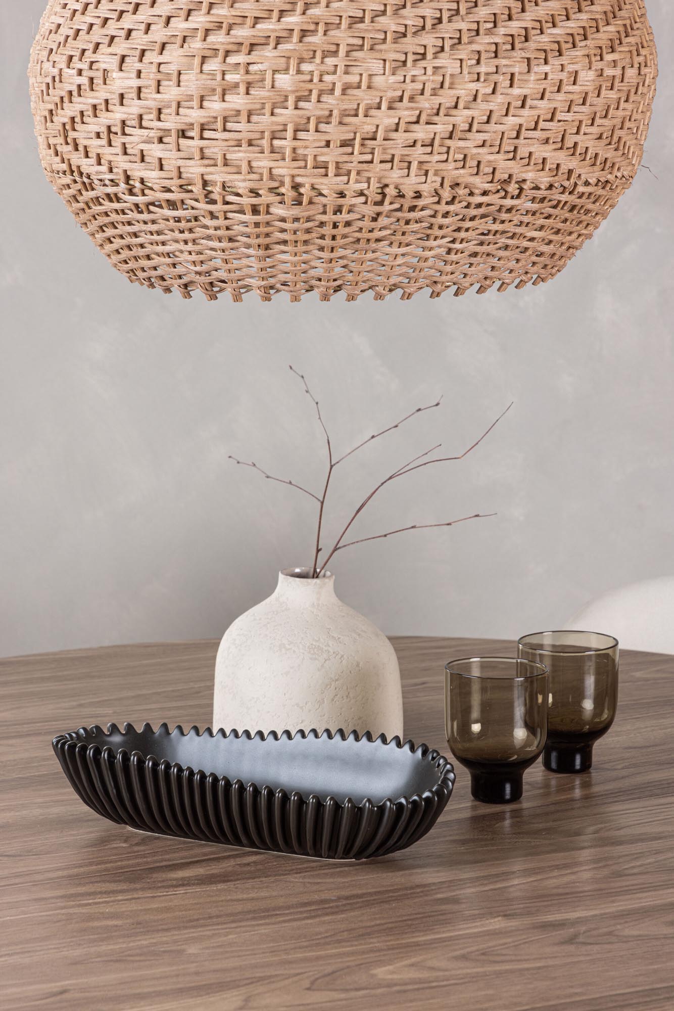 Elegantes Esszimmerset mit rundem Tisch und bequemen Stühlen für stilvolle Momente.