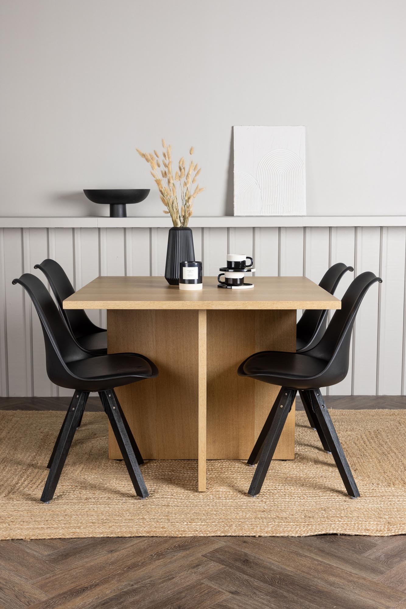 Elegantes Leo Esszimmerset mit Zeno Stühlen für zeitlose Eleganz.