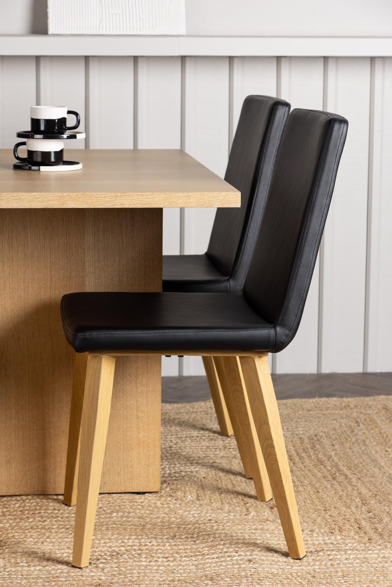 Entdecken Sie das Leo Esszimmerset von Venture Home: eleganter 100cm Tisch in Eichenoptik, robuste Stahlkonstruktion und komfortable Stühle für gesellige Momente.