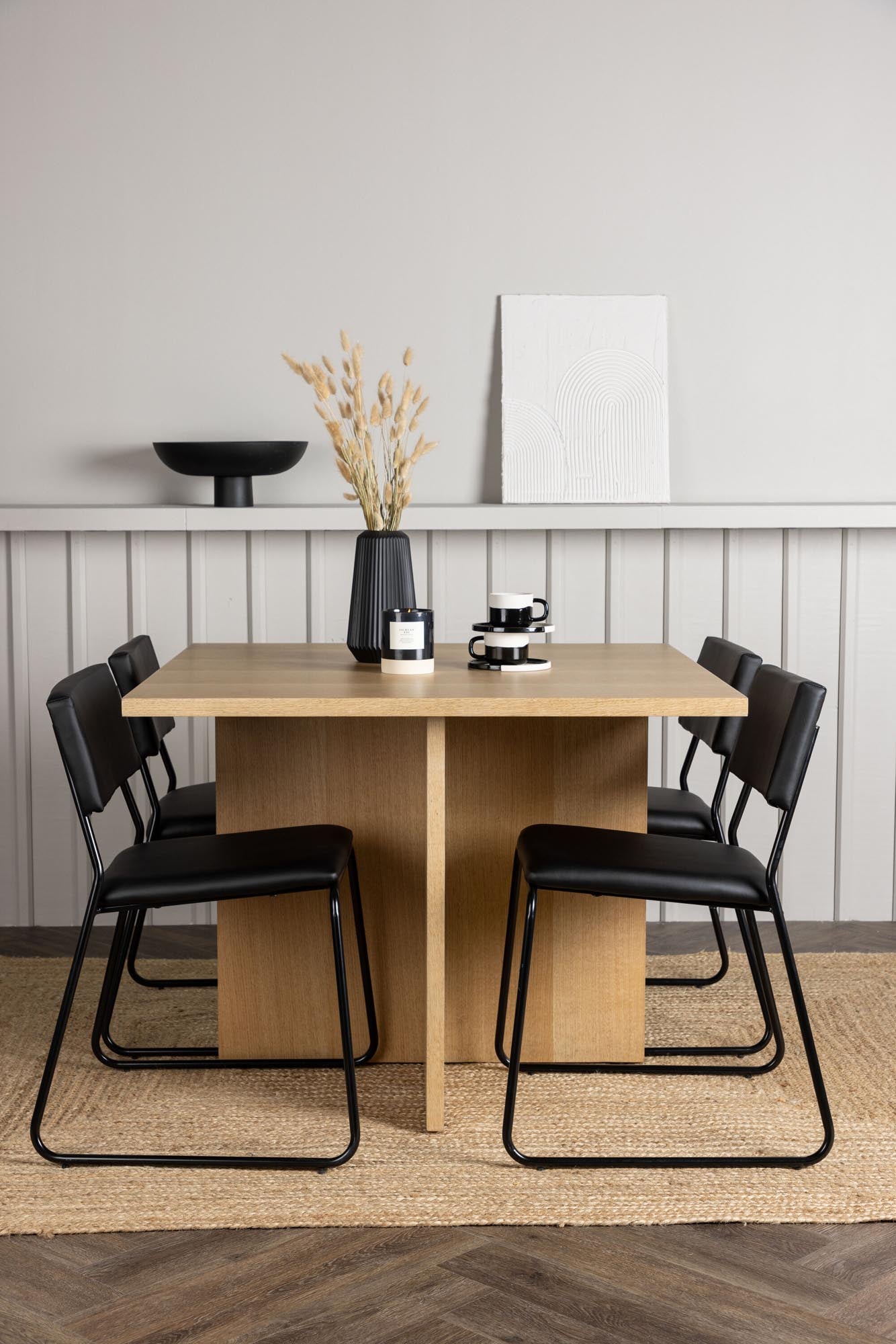 Modernes Leo Esszimmerset mit 4 eleganten Kenth Stühlen. Ideal für kleine Küchen, vereint Funktionalität und zeitloses Design.