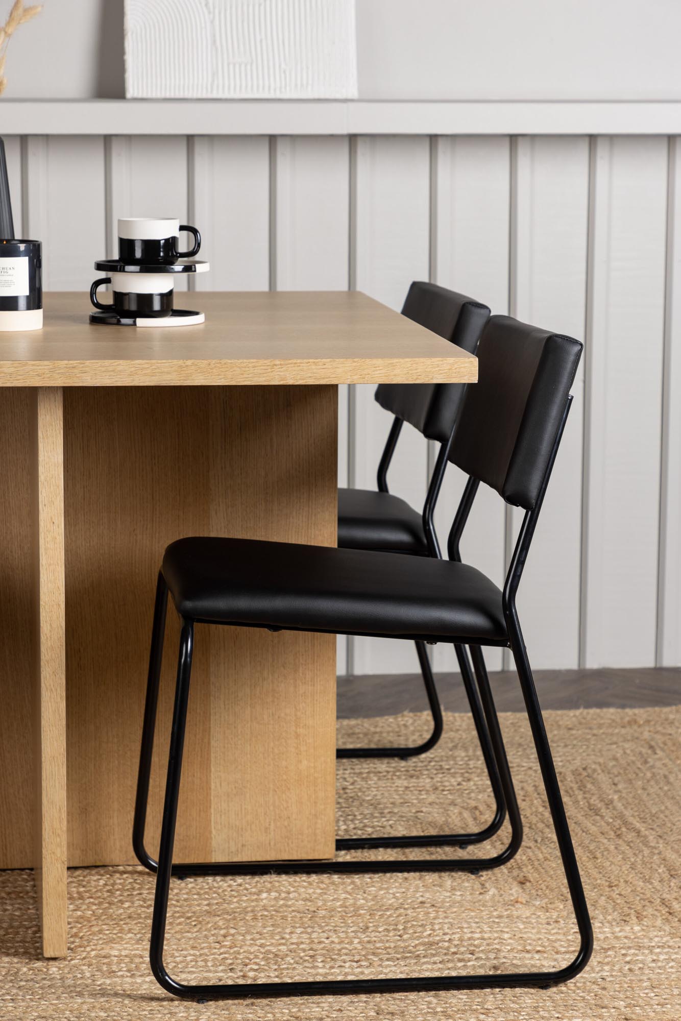 Stilvolles Leo Esszimmerset mit 4 Kenth Stühlen. Perfekt für kleine Räume, bietet es Komfort und modernes Design für gesellige Momente.