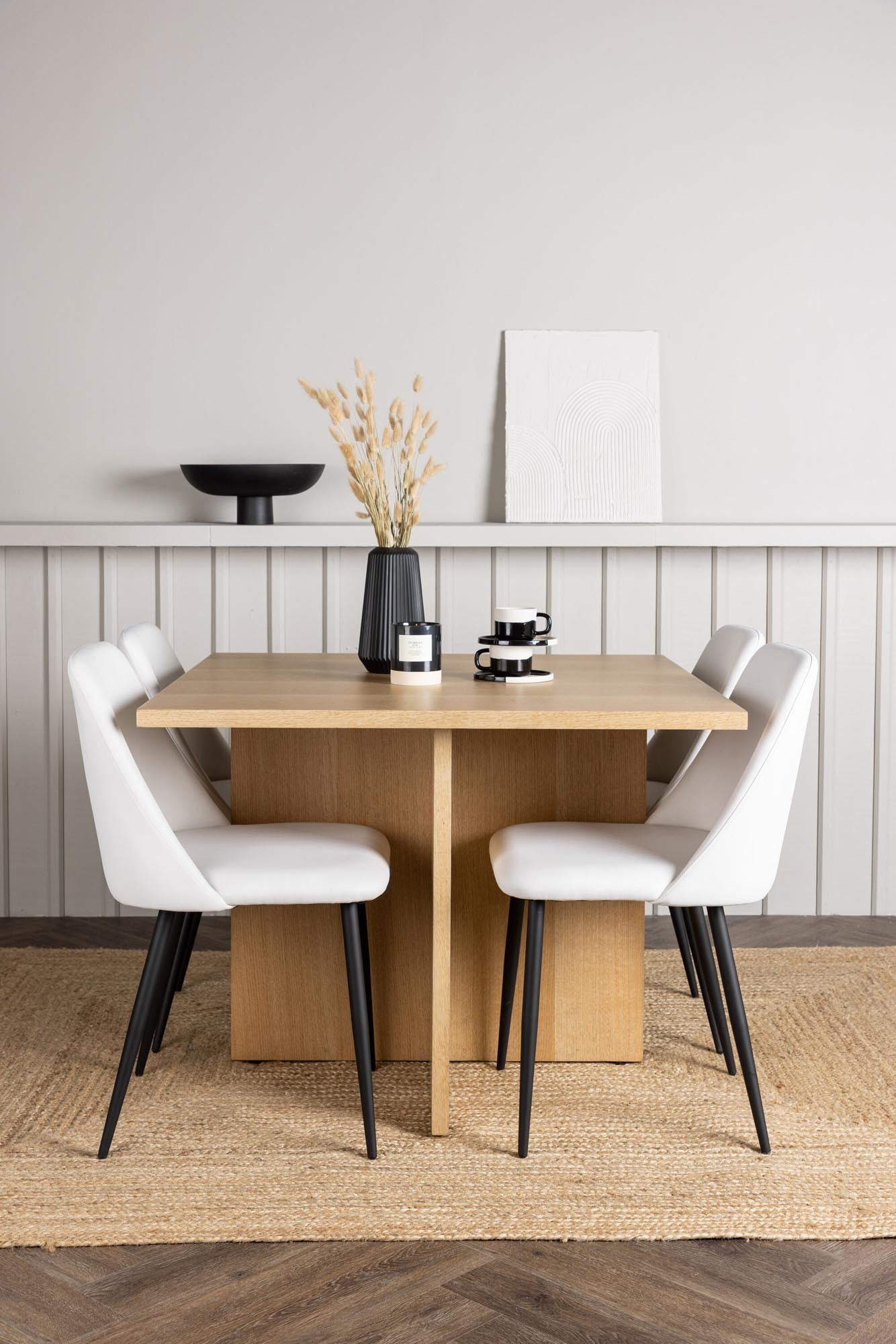 Entdecken Sie das Leo Esszimmerset von Venture Home: stilvolles Design mit 4 eleganten Stühlen, ideal für Ihr modernes Zuhause.