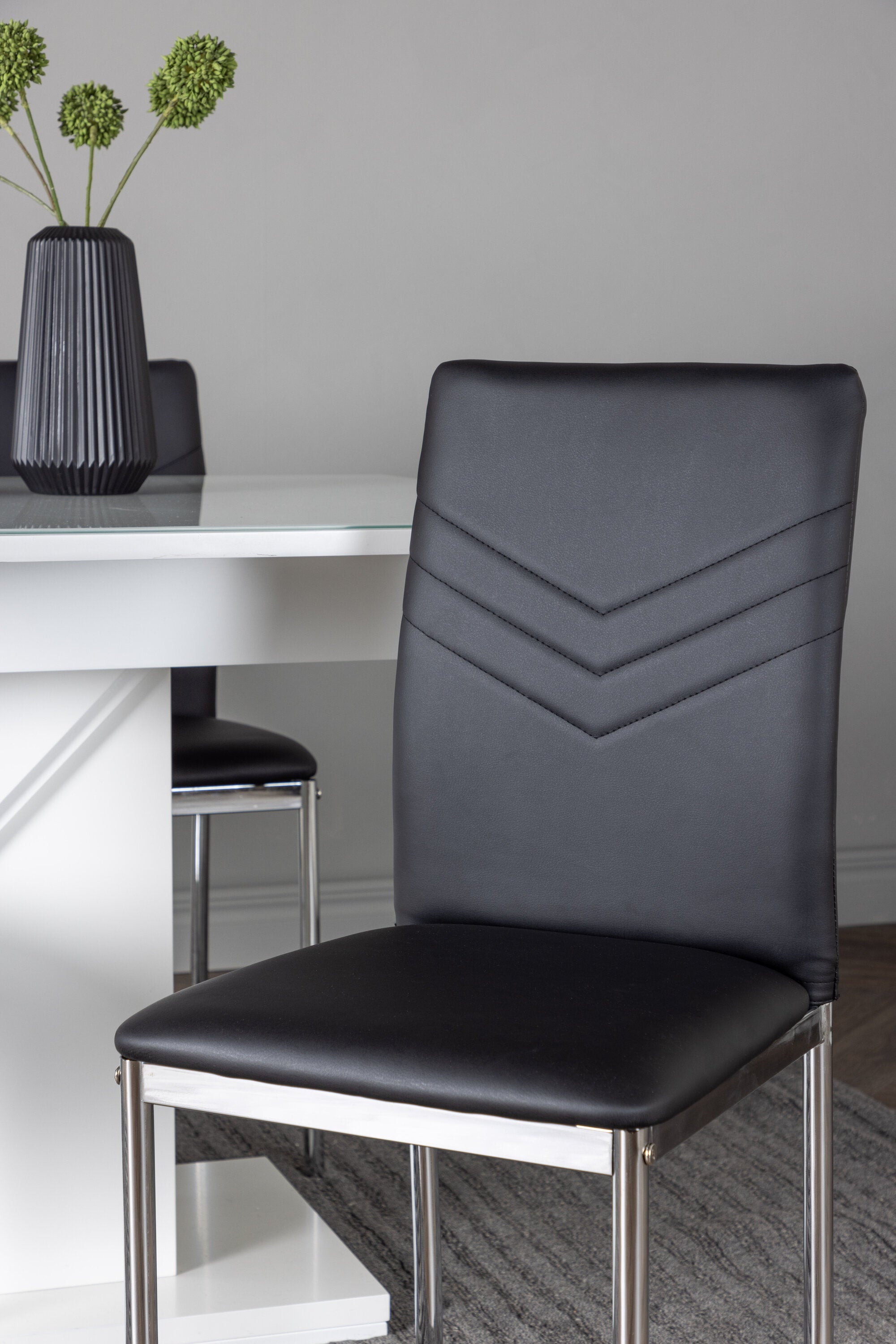Pluto Esszimmerset ausziehbar + Lily 120cm/4St. in Schwarzes Silber präsentiert im Onlineshop von KAQTU Design AG. Esszimmerset ist von Venture Home