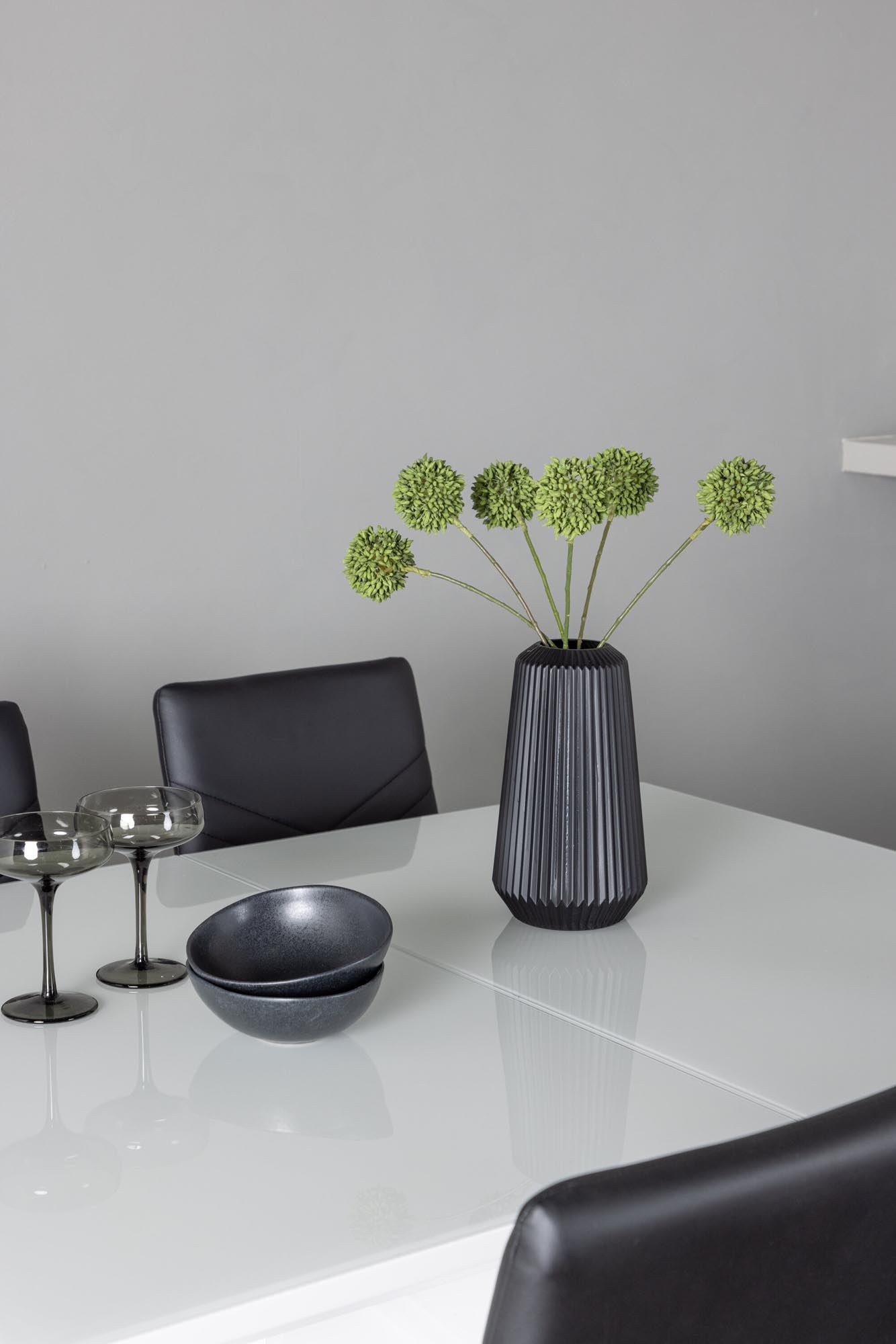 Elegantes, ausziehbares Esszimmerset Pluto mit 4 stilvollen Lily-Stühlen. Perfekt für gesellige Runden und besondere Anlässe.