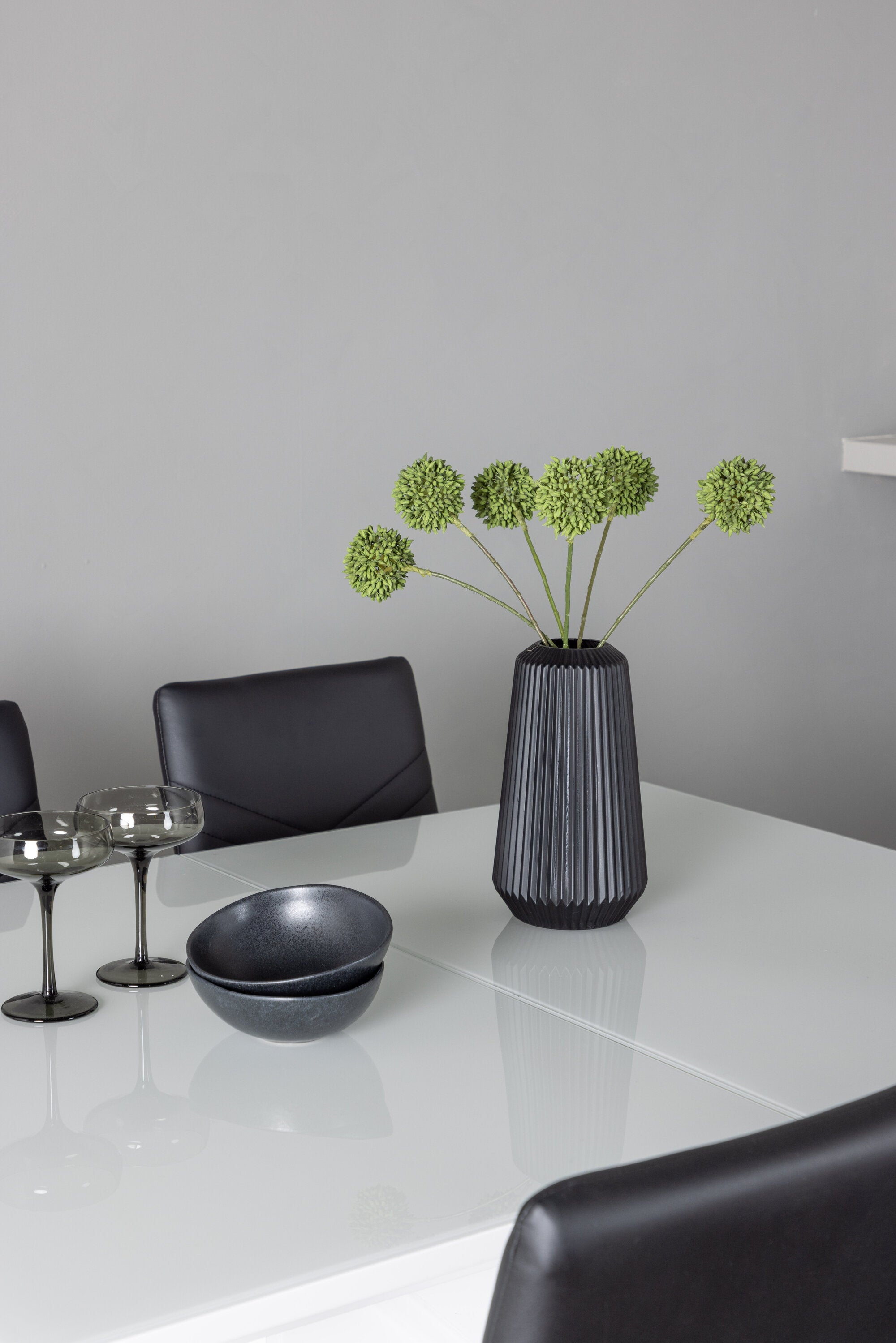 Pluto Esszimmerset ausziehbar + Lily 120cm/4St. in Schwarzes Silber präsentiert im Onlineshop von KAQTU Design AG. Esszimmerset ist von Venture Home