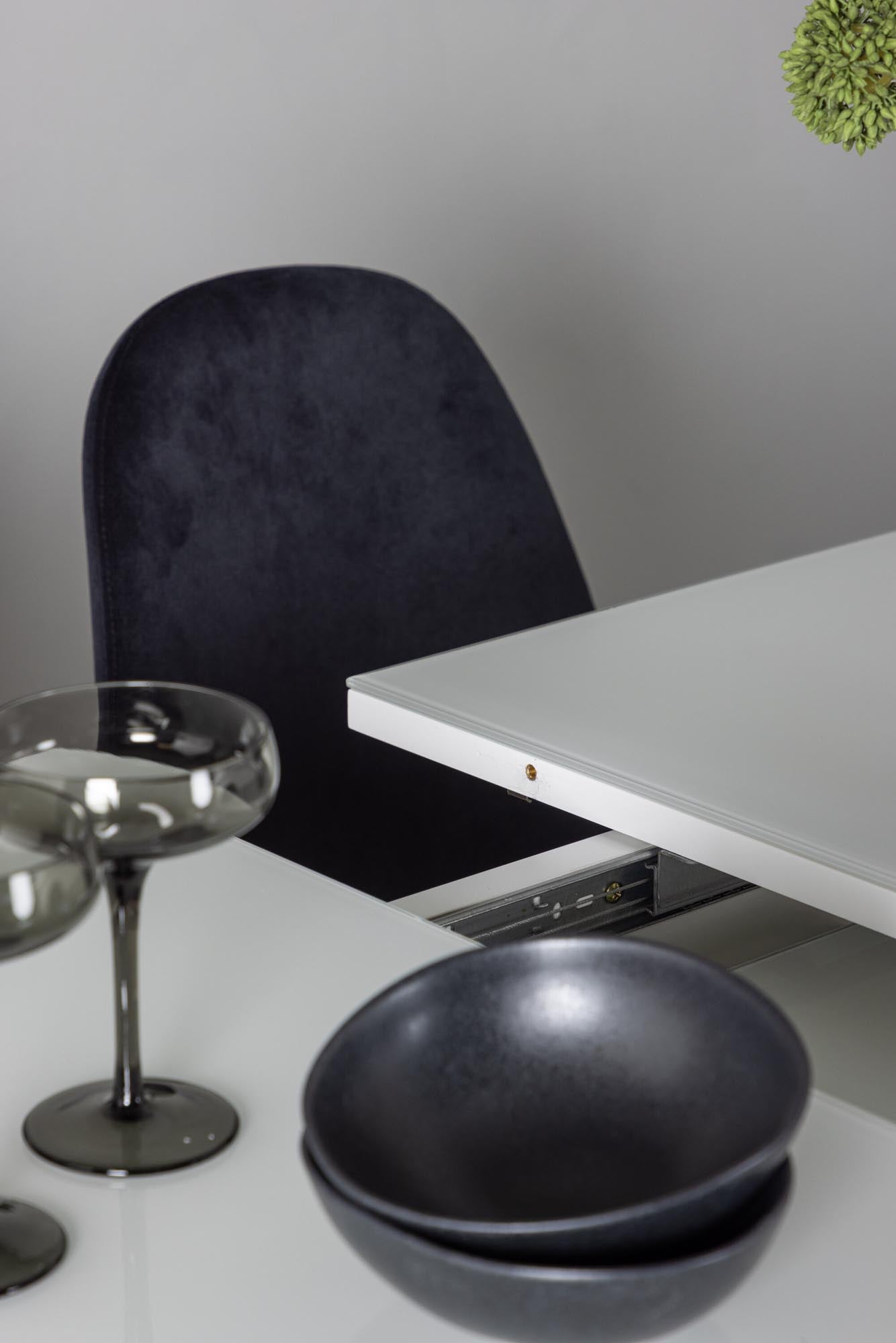 Modernes Esszimmerset mit ausziehbarem Tisch und stilvollen Stühlen. Ideal für gemütliche Abende und gesellige Runden.