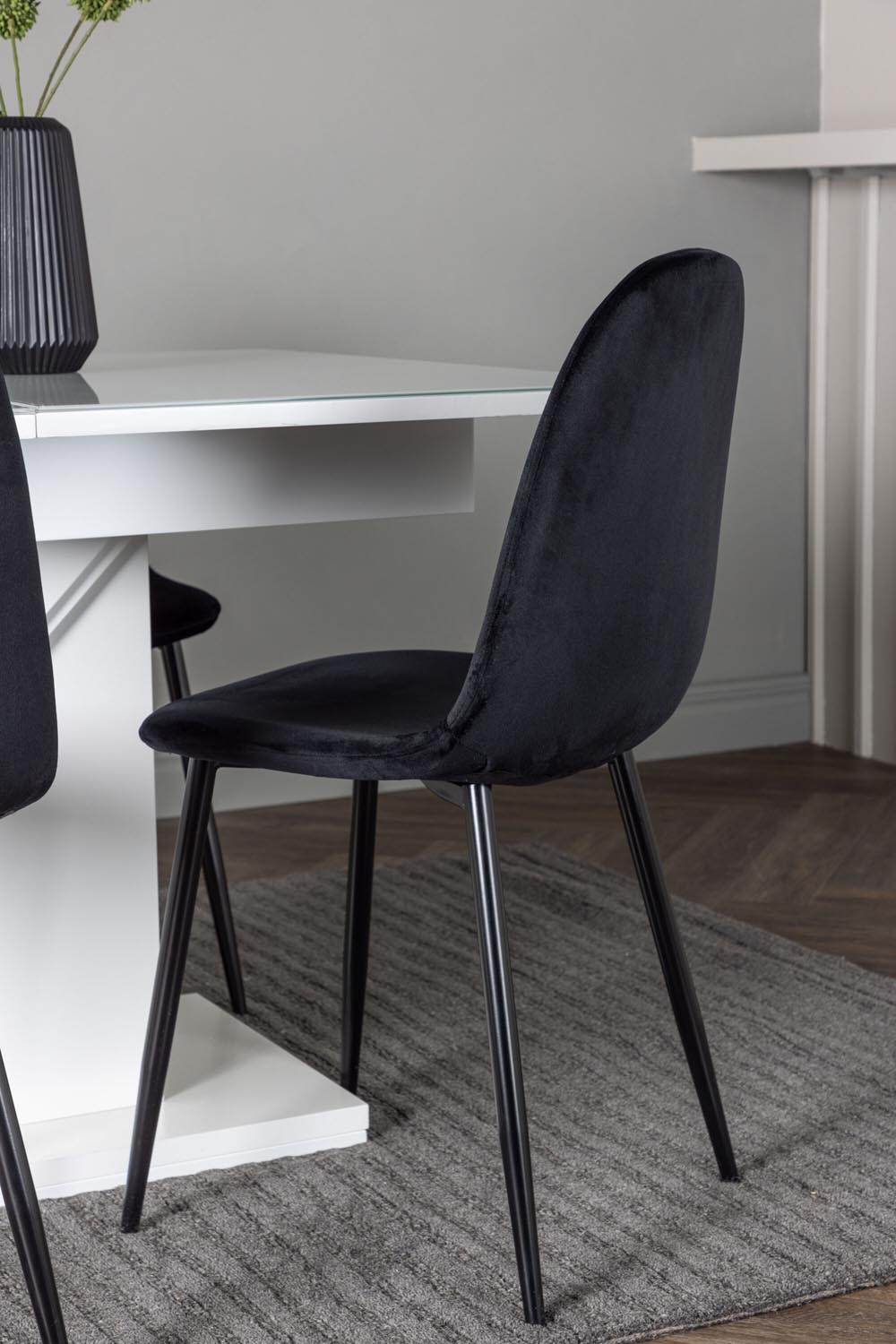 Pluto Esszimmerset ausziehbar + Polar 120cm/4St. in Schwarz präsentiert im Onlineshop von KAQTU Design AG. Esszimmerset ist von Venture Home
