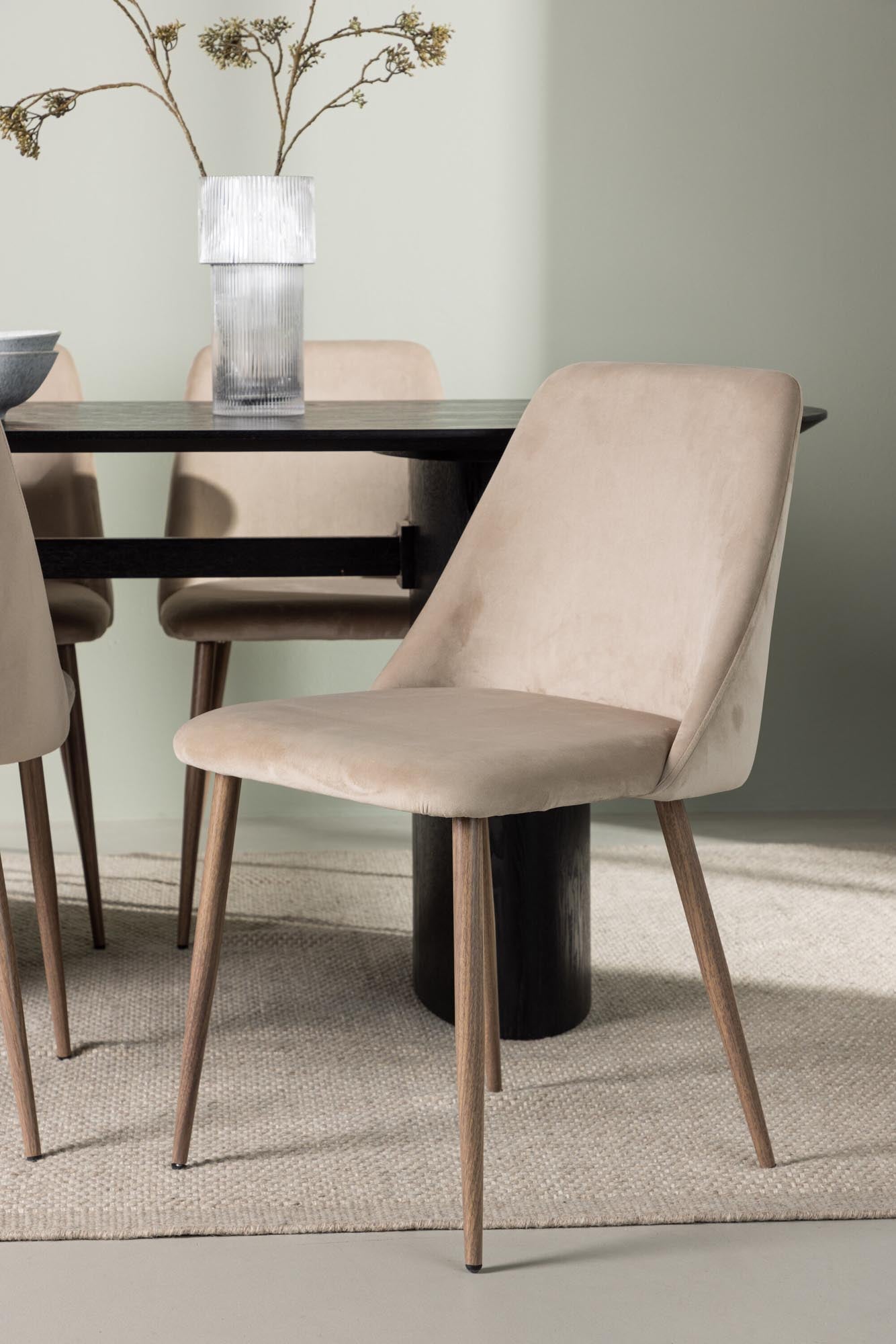 Stilvolles Isolde Esszimmerset von Venture Home: 180 cm ovaler Tisch und 4 ergonomische Stühle für gesellige Abende und höchsten Komfort.