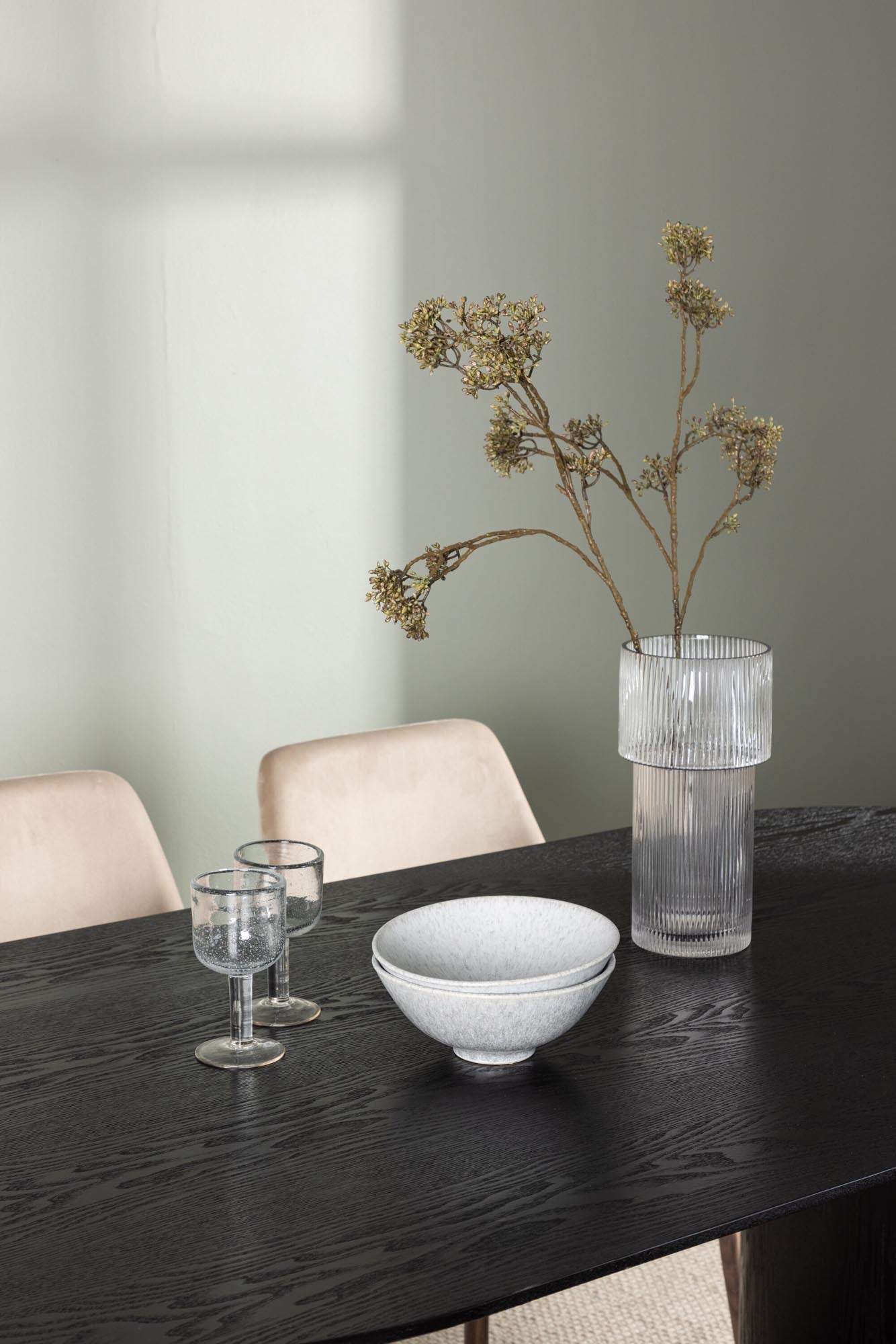 Elegantes Isolde Esszimmerset von Venture Home: 180 cm ovaler Tisch und 4 komfortable Stühle für unvergessliche Momente mit Familie und Freunden.