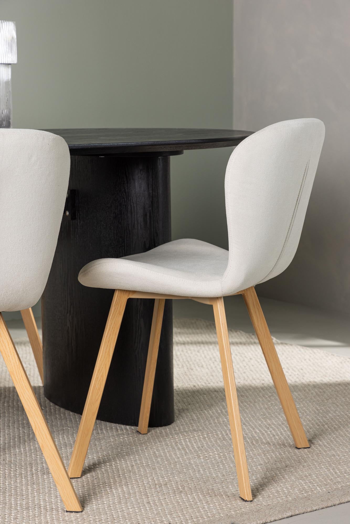 Elegantes Esszimmerset Isolde mit ovalem Tisch und beigen Lilja-Stühlen. Ideal für stilvolle Abende mit Familie und Freunden.