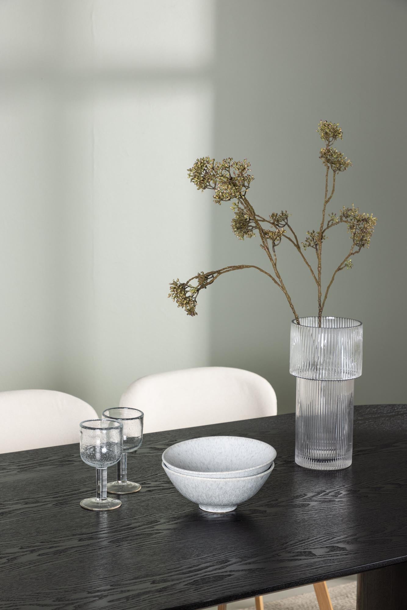 Modernes Esszimmerset Isolde mit robustem ovalen Tisch und komfortablen Lilja-Stühlen. Perfekt für gesellige Abende und stilvolles Wohnen.