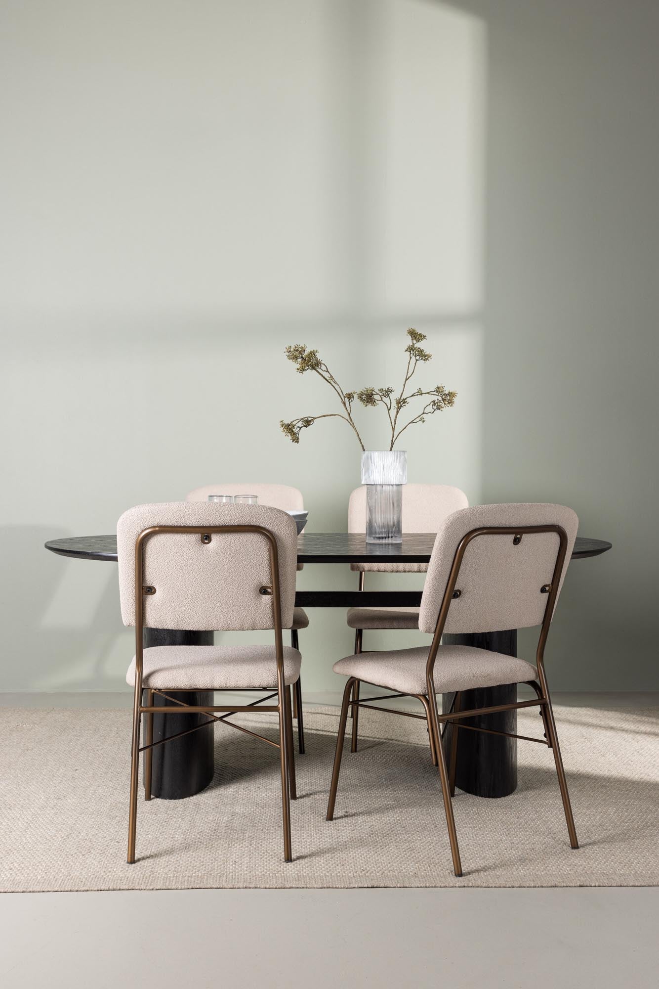 Stilvolles Esszimmerset mit ovalem Tisch aus robustem MDF und bequemen Seda-Stühlen. Perfekt für gesellige Abende und elegante Einrichtung.