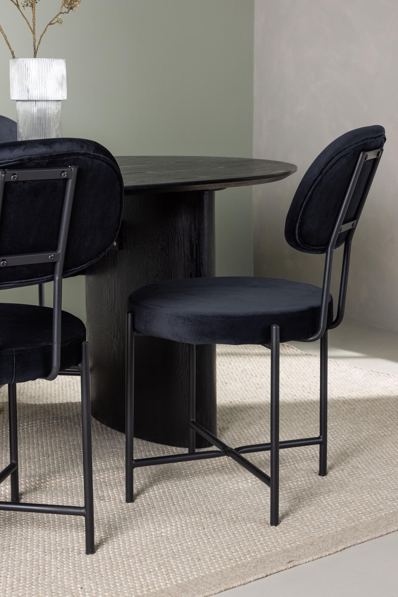 Modernes Isolde Esszimmerset mit 180 cm Tisch und 4 Stühlen. Ideal für gesellige Abende und stilvolle Einrichtung. Hochwertige Materialien für Langlebigkeit.