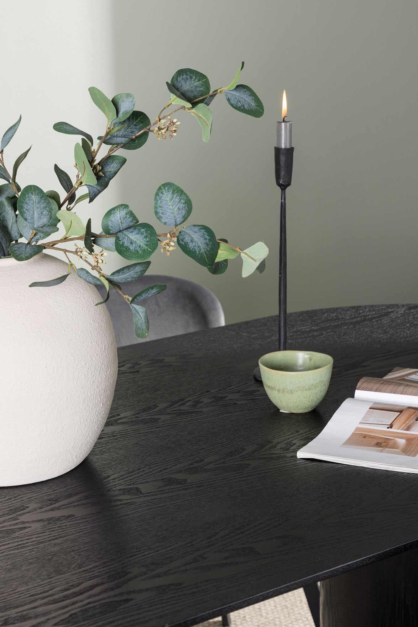 Stilvolles Isolde Esszimmerset mit Lilja Tisch und 4 Stühlen.