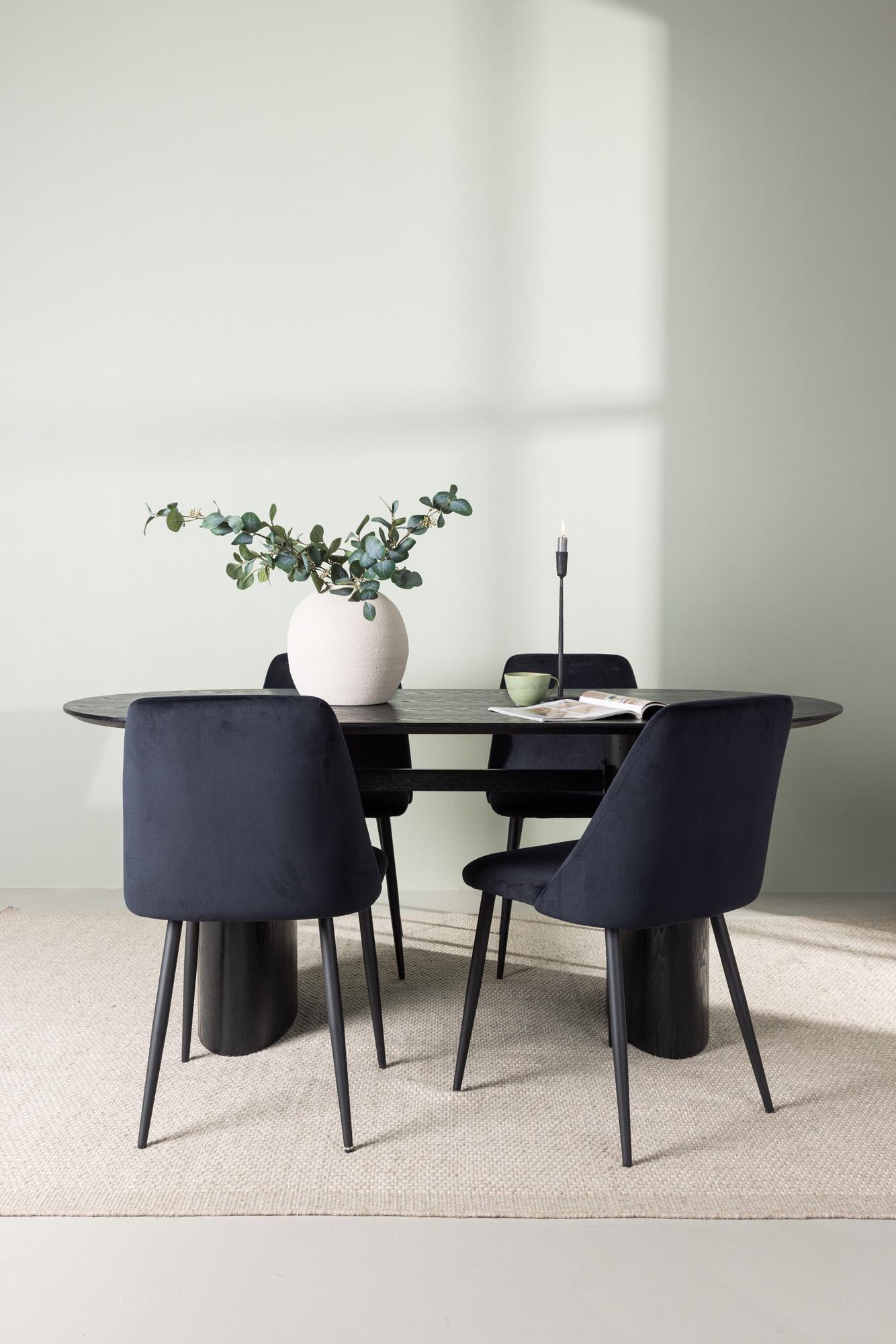 Elegantes Isolde Esszimmerset von Venture Home: 180 cm ovaler Tisch und 4 komfortable Stühle für stilvolle Essensmomente und gesellige Runden.