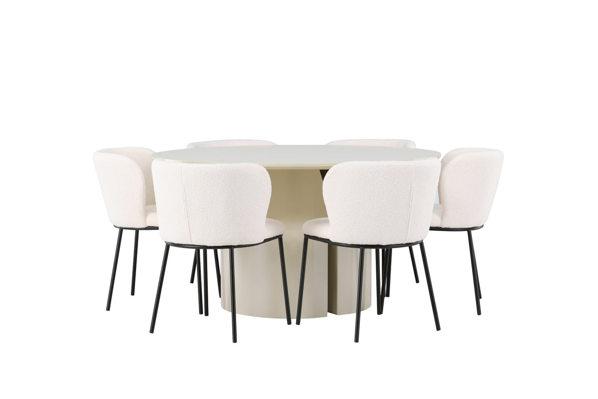 Zwei weisse Esszimmerstühle mit Boucle-Bezug und schwarzen Metallbeinen neben einem runden Esstisch aus beigem MDF mit ⌀140 cm Durchmesser.