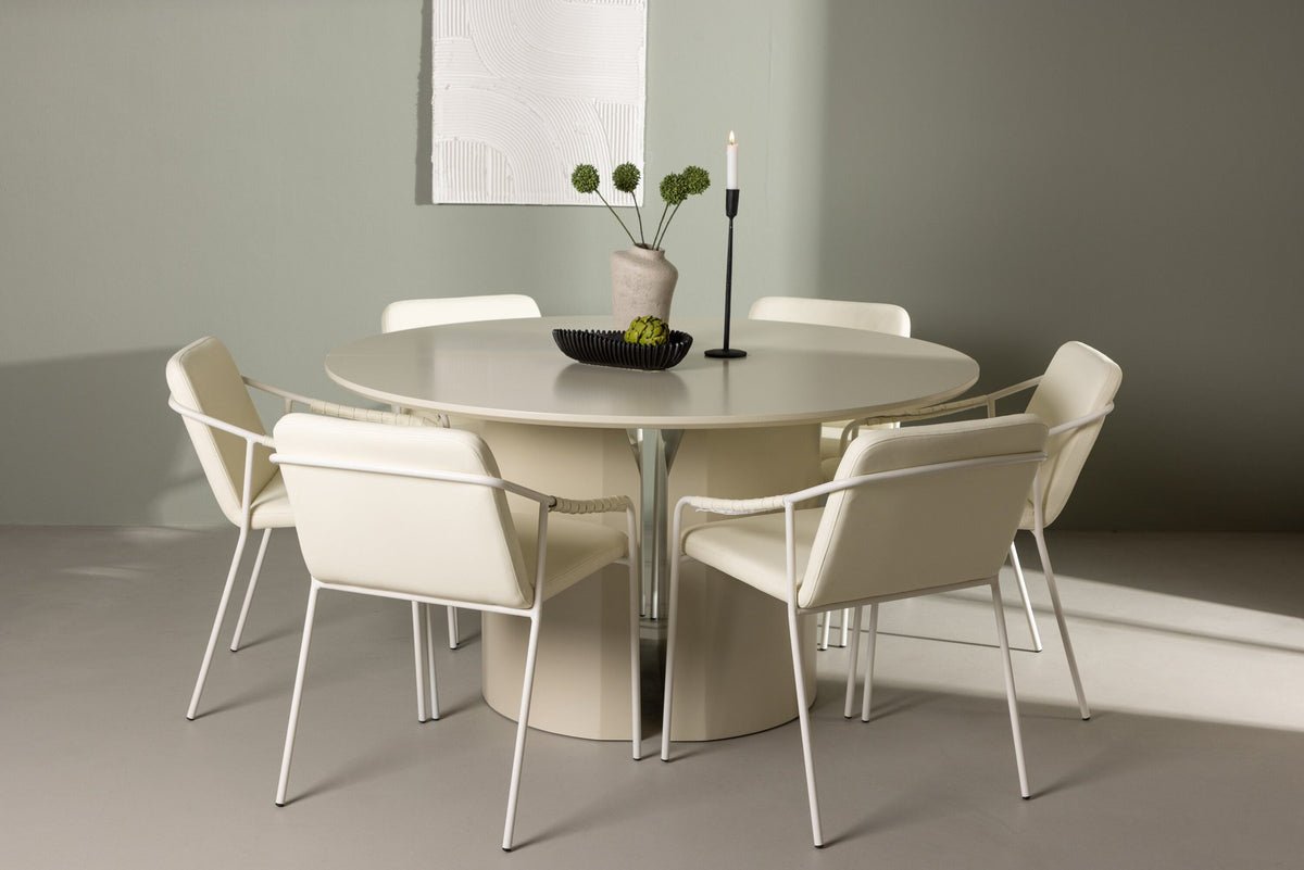 Esszimmerset Tvist & Sandvik: zwei Stühle mit beigem PU-Bezug und Eisenbeinen sowie runder MDF-Esstisch in Beige mit Ø140cm.