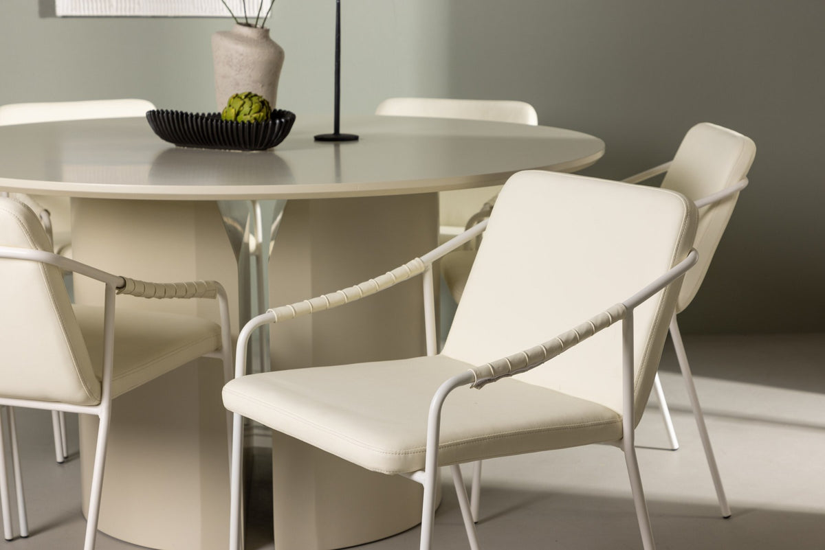 Esszimmerset Tvist & Sandvik: zwei Stühle mit beigem PU-Bezug und Eisenbeinen sowie runder MDF-Esstisch in Beige mit Ø140cm.
