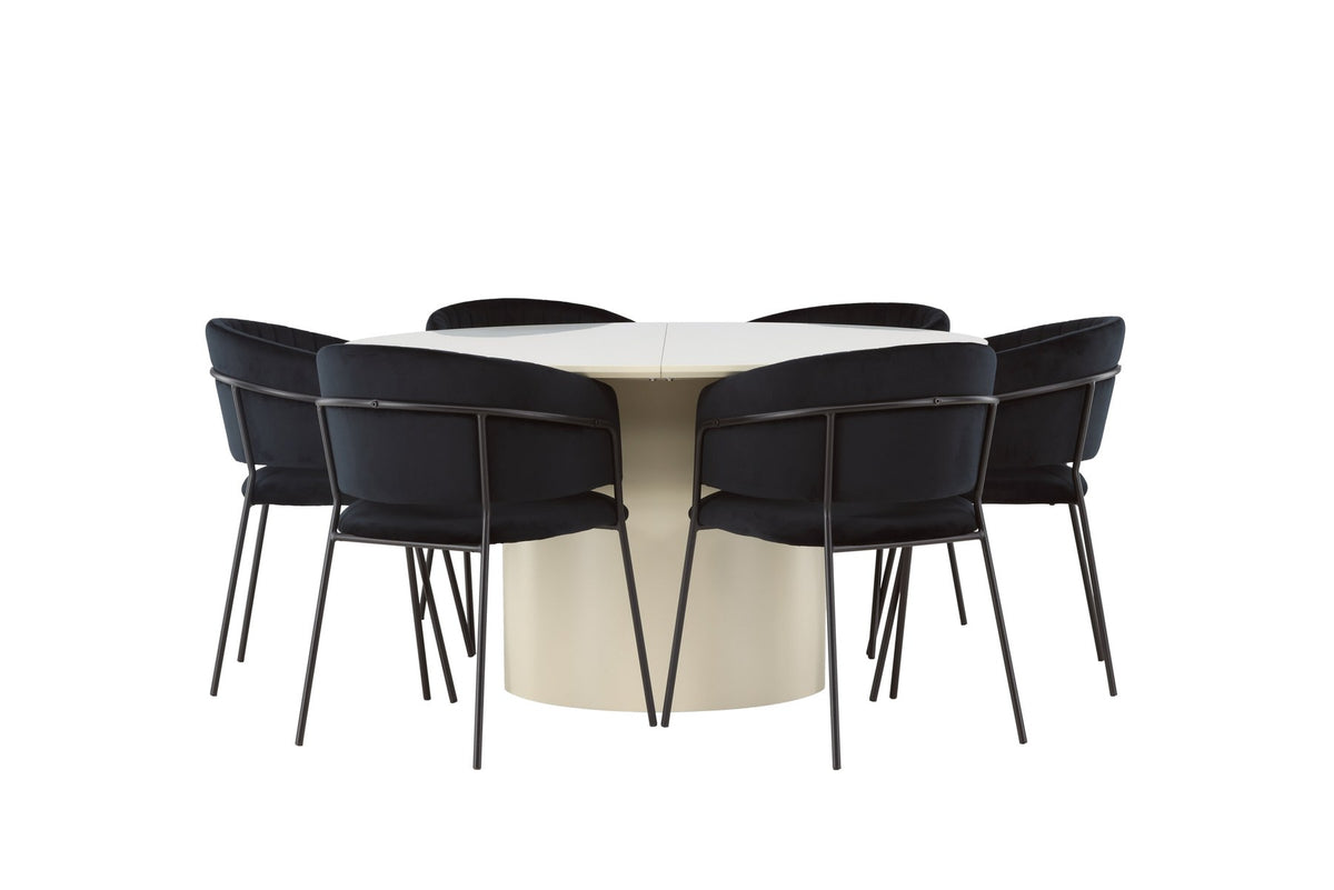 Esszimmerset Selma & Sandvik von Venture Home: zwei schwarze Stühle mit Samtbezug und ein runder Esstisch mit beiger MDF-Tischplatte.