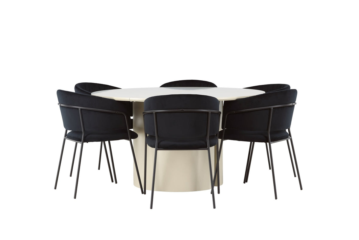 Esszimmerset Selma & Sandvik von Venture Home: zwei schwarze Stühle mit Samtbezug und ein runder Esstisch mit beiger MDF-Tischplatte.