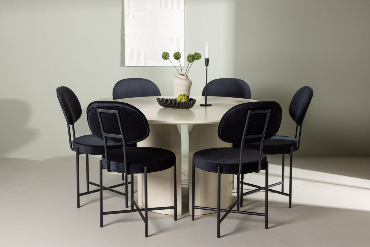 Esszimmerset mit rundem Esstisch Ø140 cm aus MDF in Beige mit PU-Lackierung und zwei schwarzen Stühlen mit Samtbezug und Stahlbeinen von Venture Home
