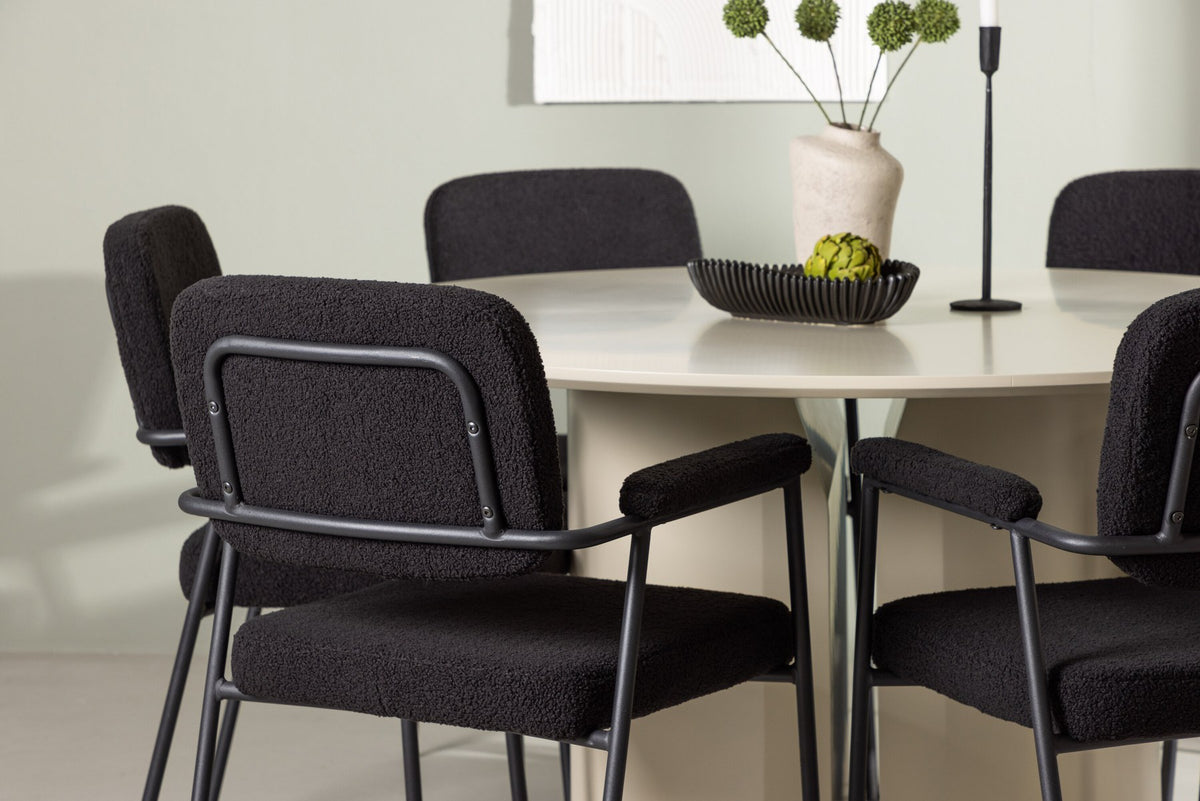 Zwei schwarze Esszimmerstühle mit Polyester-Samt-Bezug und Armlehnen sowie ein runder Esstisch aus MDF mit beiger Tischplatte, Durchmesser 140cm.