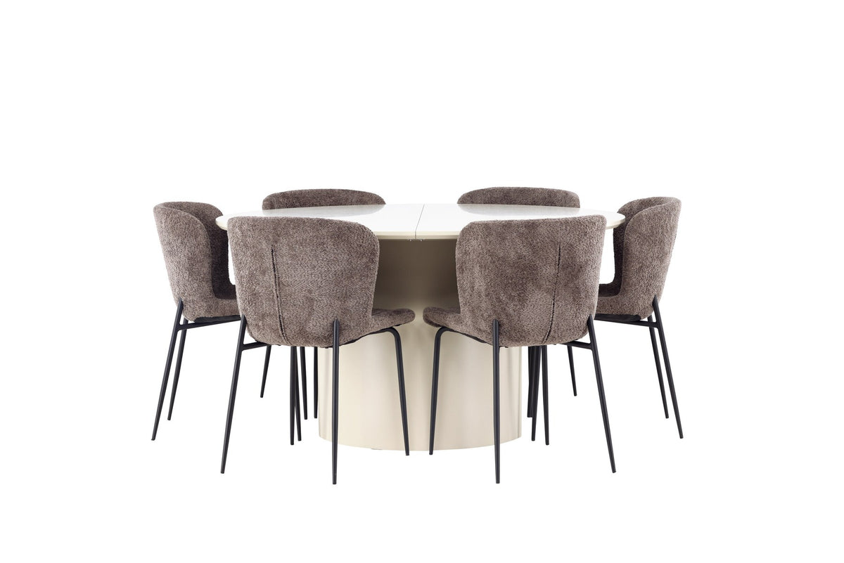 Rundes Esszimmerset aus MDF mit beiger Tischplatte Ø140 cm und zwei braunen Stühlen mit Bouclé-Bezug und schwarzem Metallgestell.
