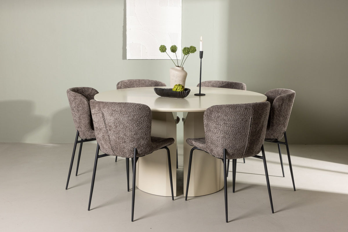 Rundes Esszimmerset aus MDF mit beiger Tischplatte Ø140 cm und zwei braunen Stühlen mit Bouclé-Bezug und schwarzem Metallgestell.