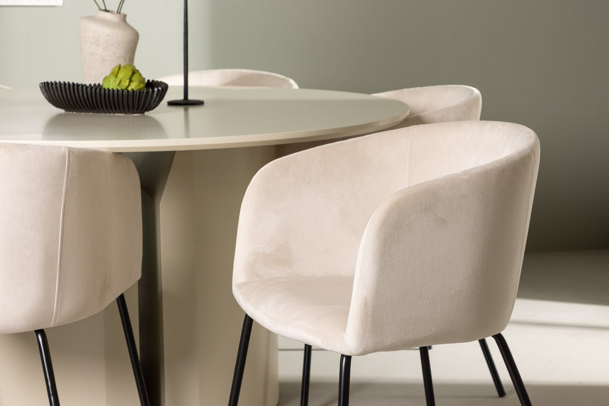 Rundes Esszimmerset in Beige: MDF-Esstisch mit 140 cm Durchmesser und gepolsterte Stühle mit Samt-Leinen-Bezug und schwarzen Metallbeinen.